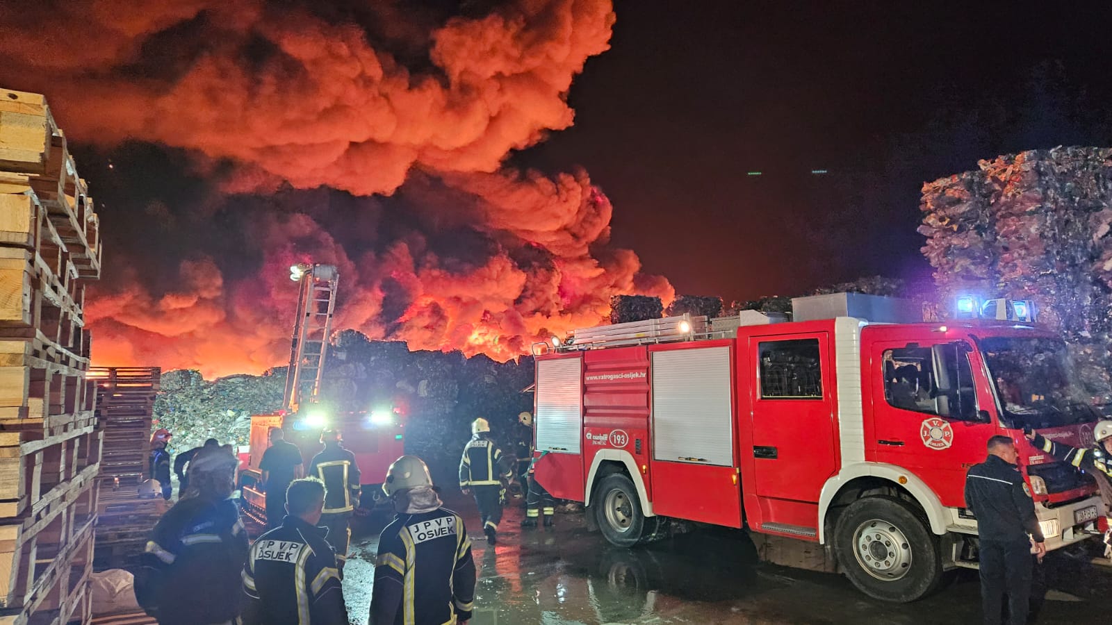 Hrvatska: Počelo zatrpavanje osječkog požarišta zemljom