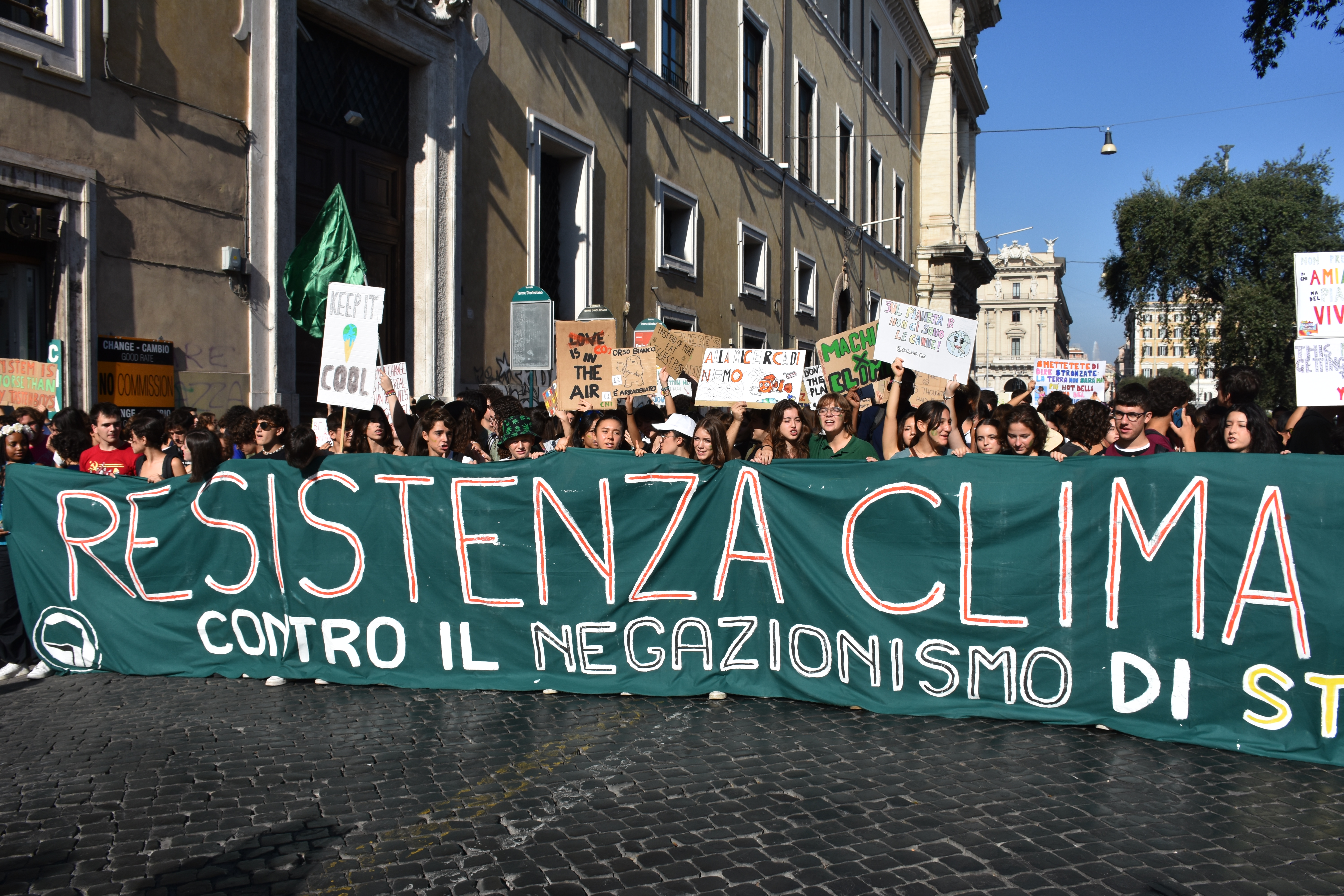 Studenti u Italiji marširali kako bi skrenuli pažnju na klimatske promjene