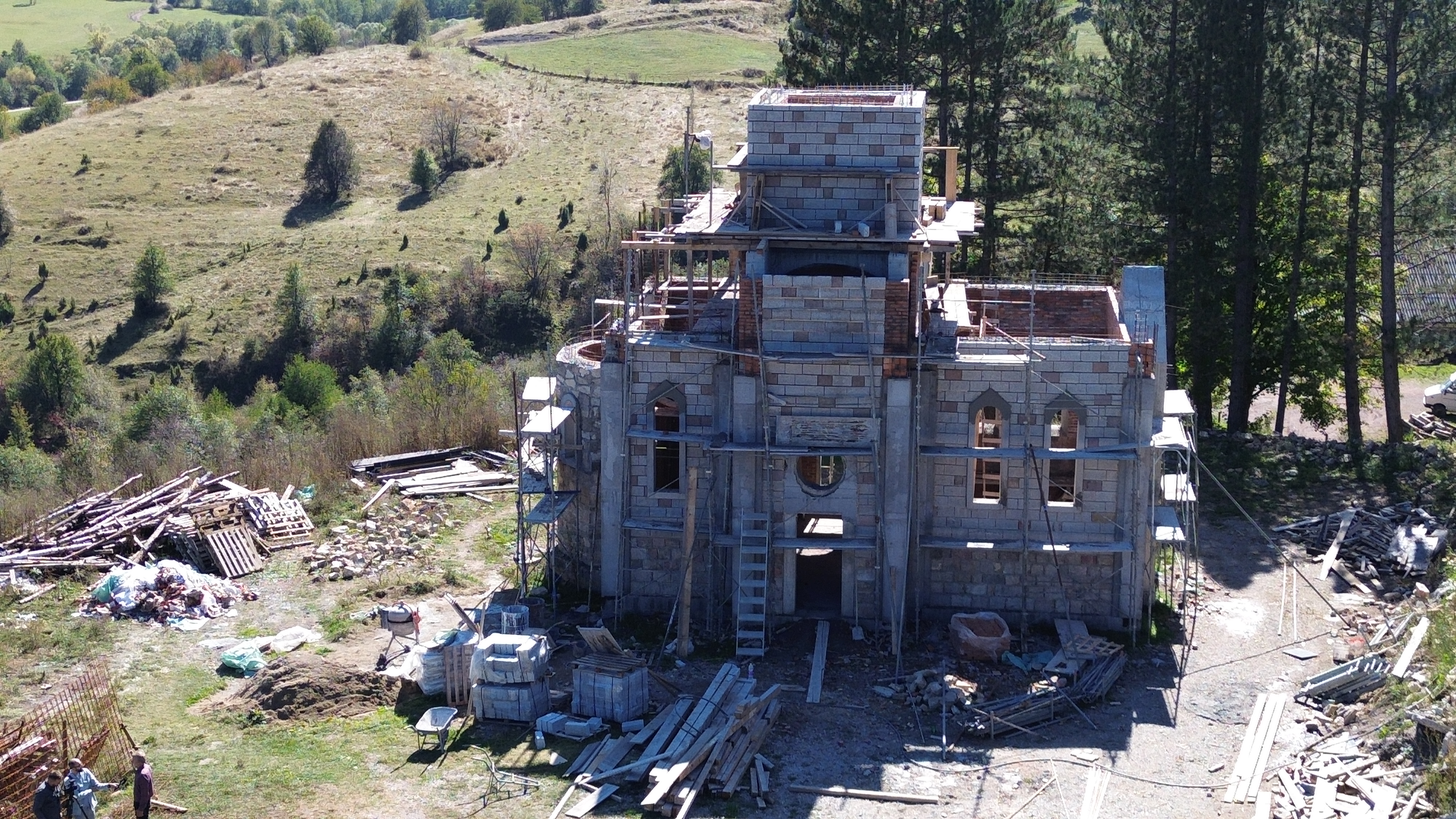 Srbija: Bošnjaci i Srbi grade crkvu u selu Gonje na Pešterskoj visoravni