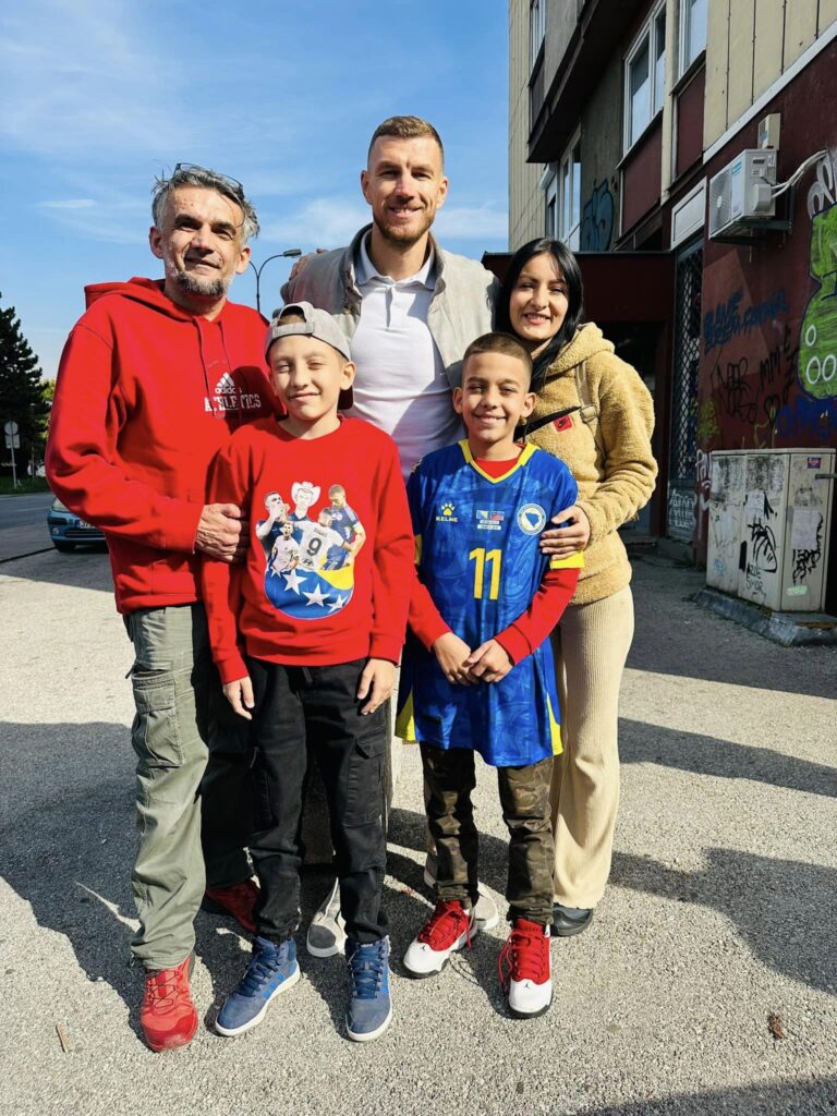 1697637565-edin-dzeko-i-porodica-iz-tuzle-768x1024.jpg
