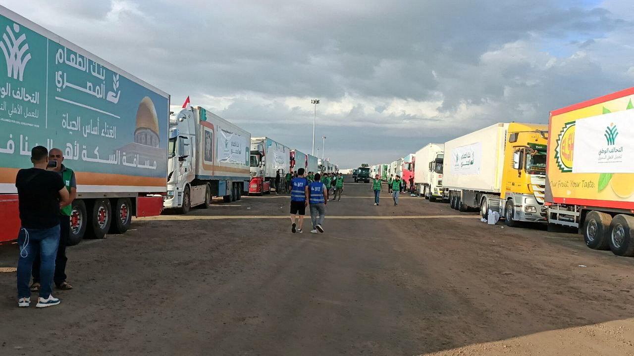 Trucks carrying humanitarian aid from Egyptian NGOs for Palestinians, wait for the reopening of the Rafah crossing at the Egyptian side