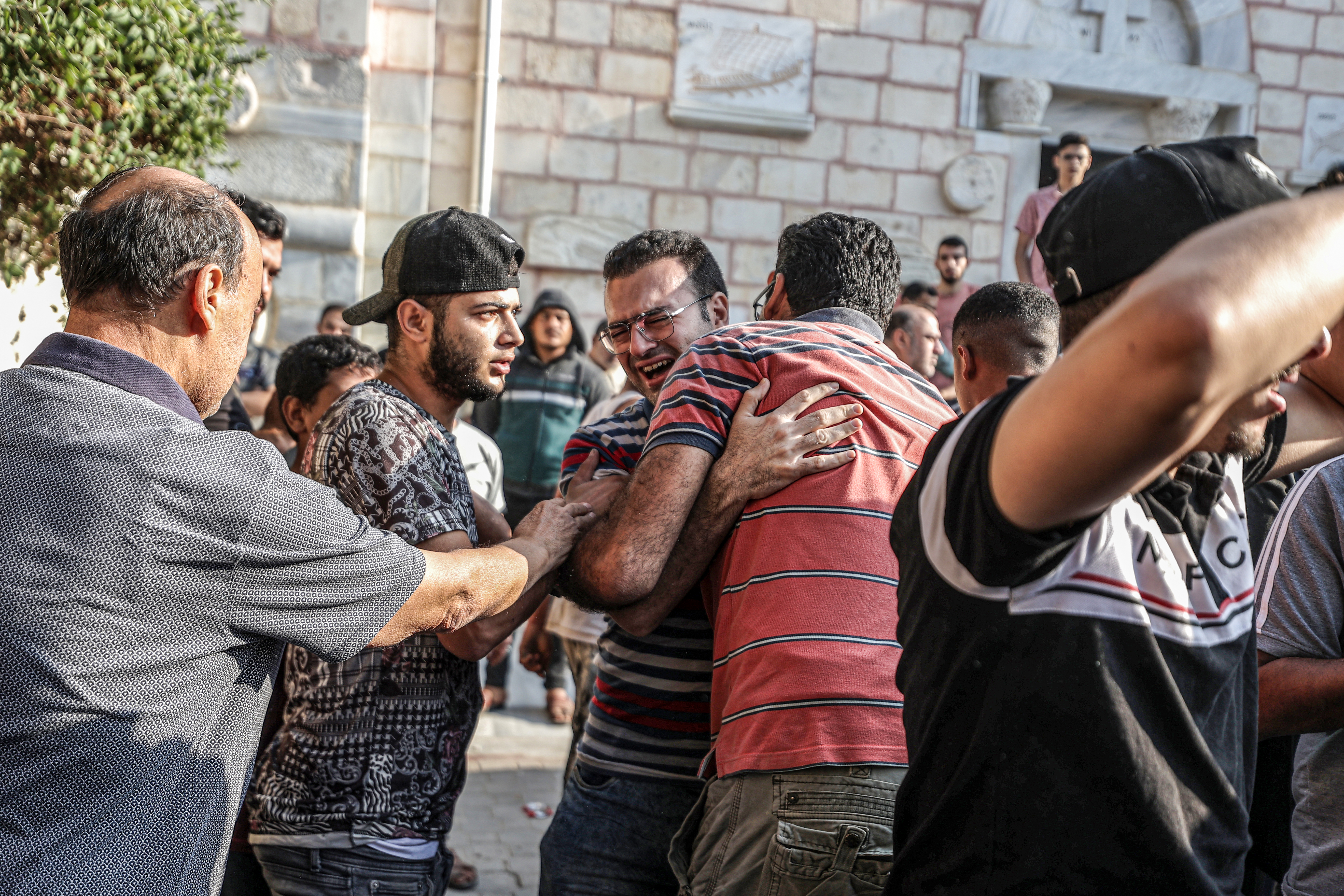 U izraelskom bombardovanju crkve u kojoj su bili raseljeni Palestinci poginulo najmanje osam osoba