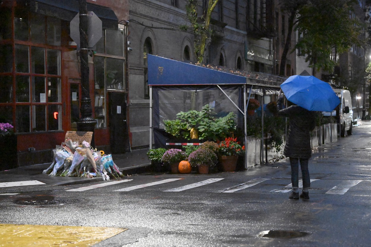 Matthew Perryâ€™s Fans honor late actor with tributes and Flowers at Friendâ€™s apartment in New York City