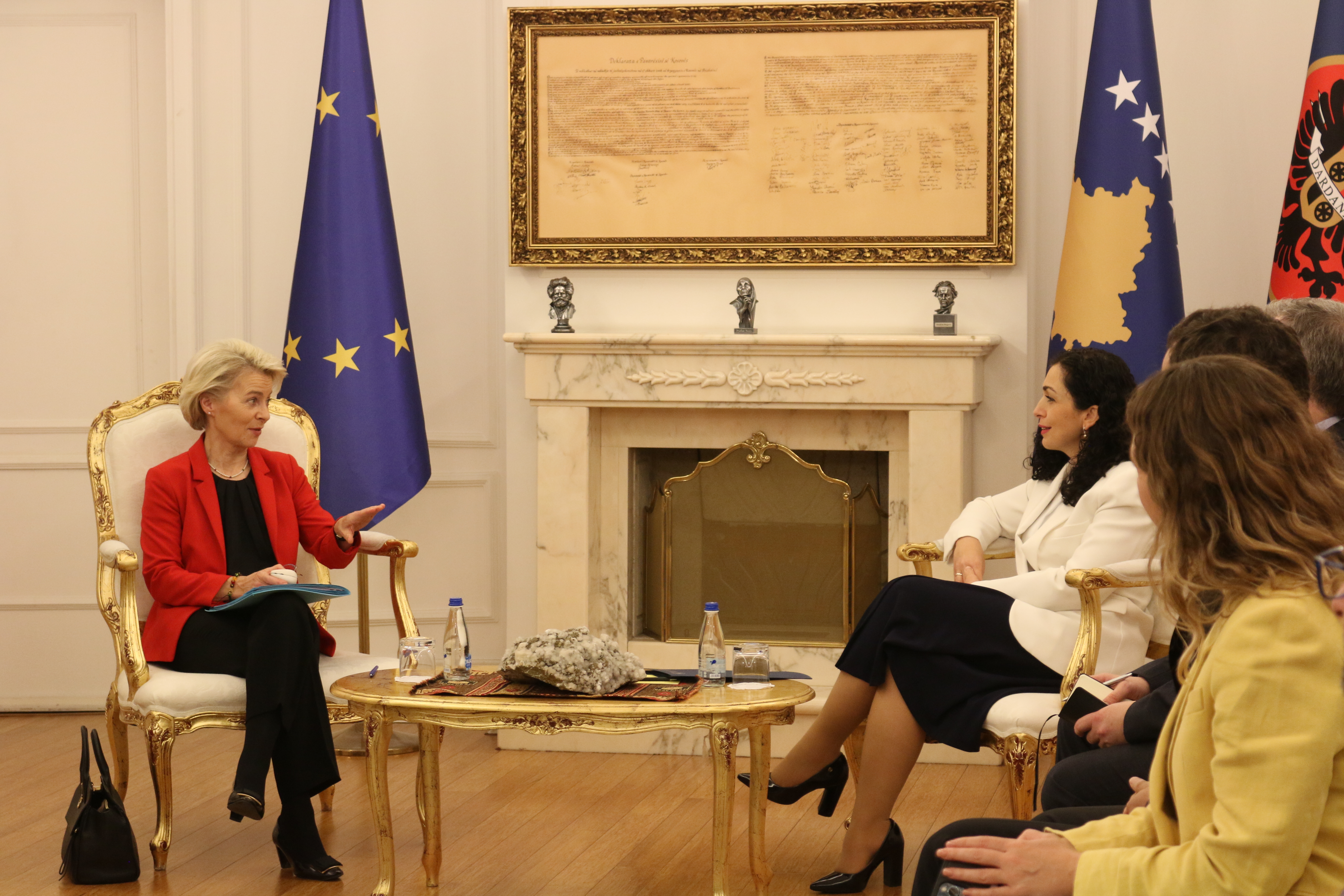 Von der Leyel u Prištini: Kosovo da osnuje Zajednicu opština sa srpskom većinom, a Srbija da ”de fakto” prizna Kosovo