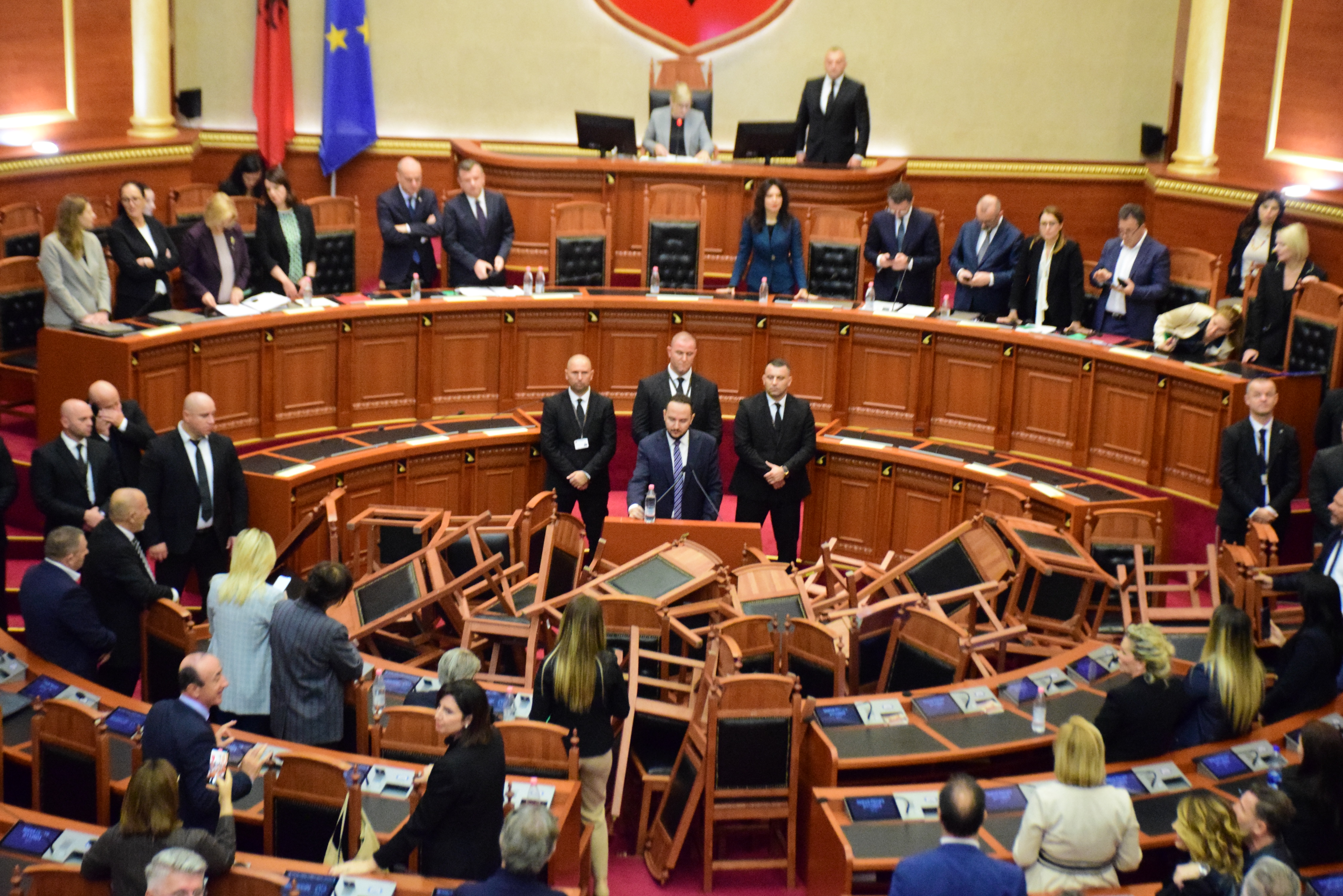 Tenzije u Skupštini Albanije: Članovi opozicije prevrnuli stolice i blokirali govornicu