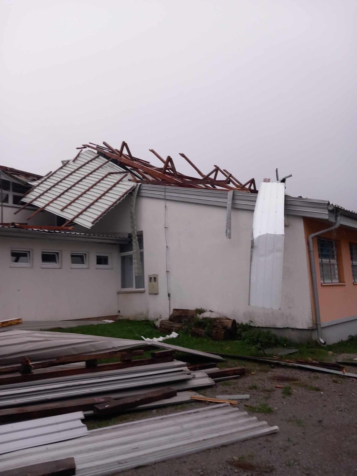 BiH: Snažan vjetar u Bihaću lomio drveće i nosio krovove s objekata