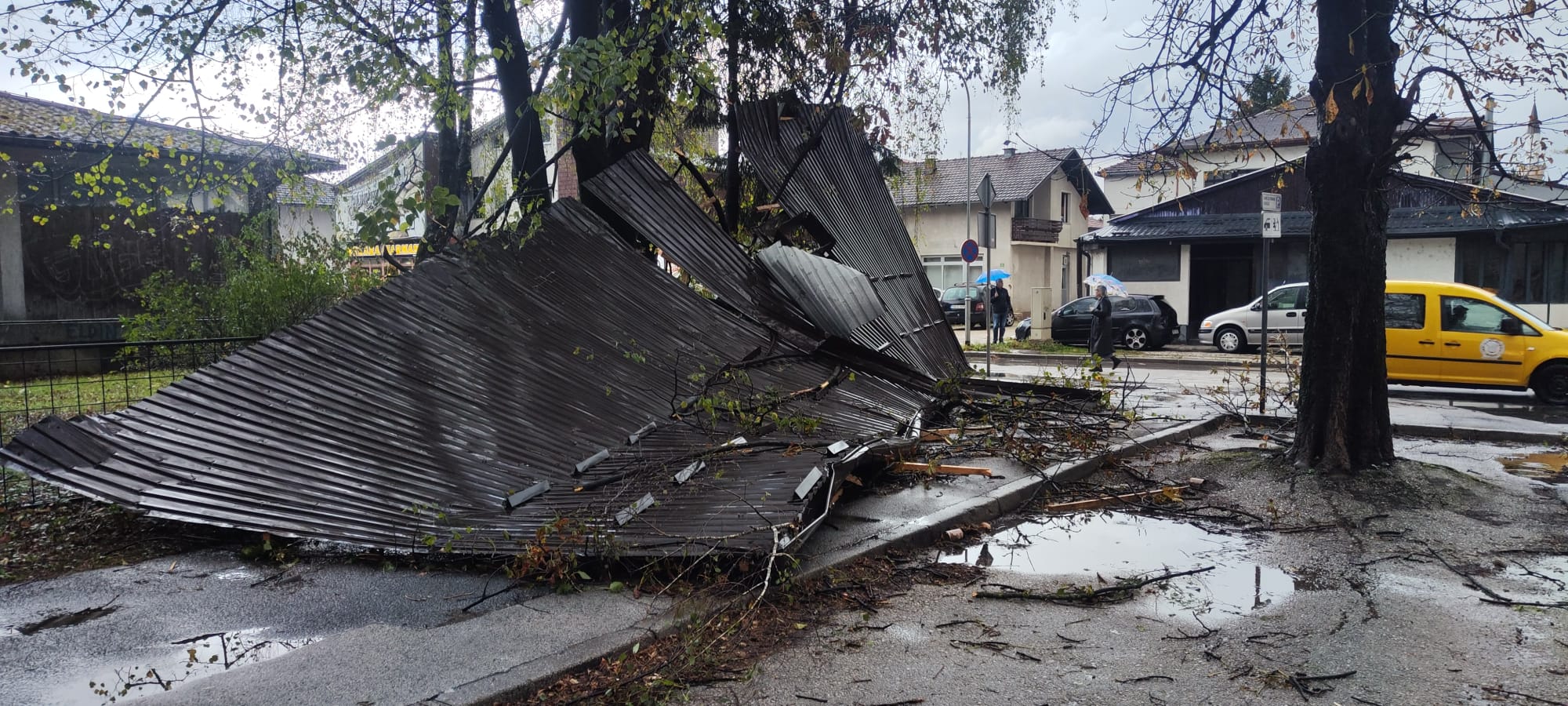 BiH: Snažan vjetar u Bihaću lomio drveće i nosio krovove s objekata