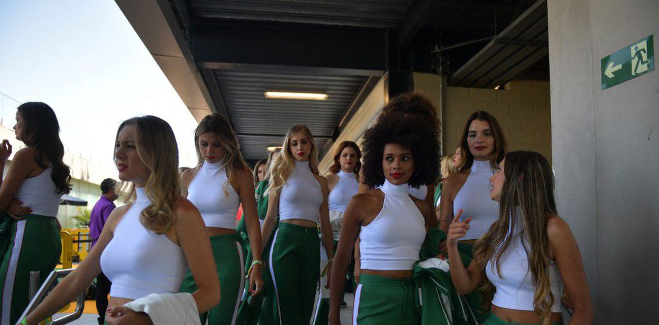 62667553-grid-girls-na-utrci-formule-1-u-sao-paulu