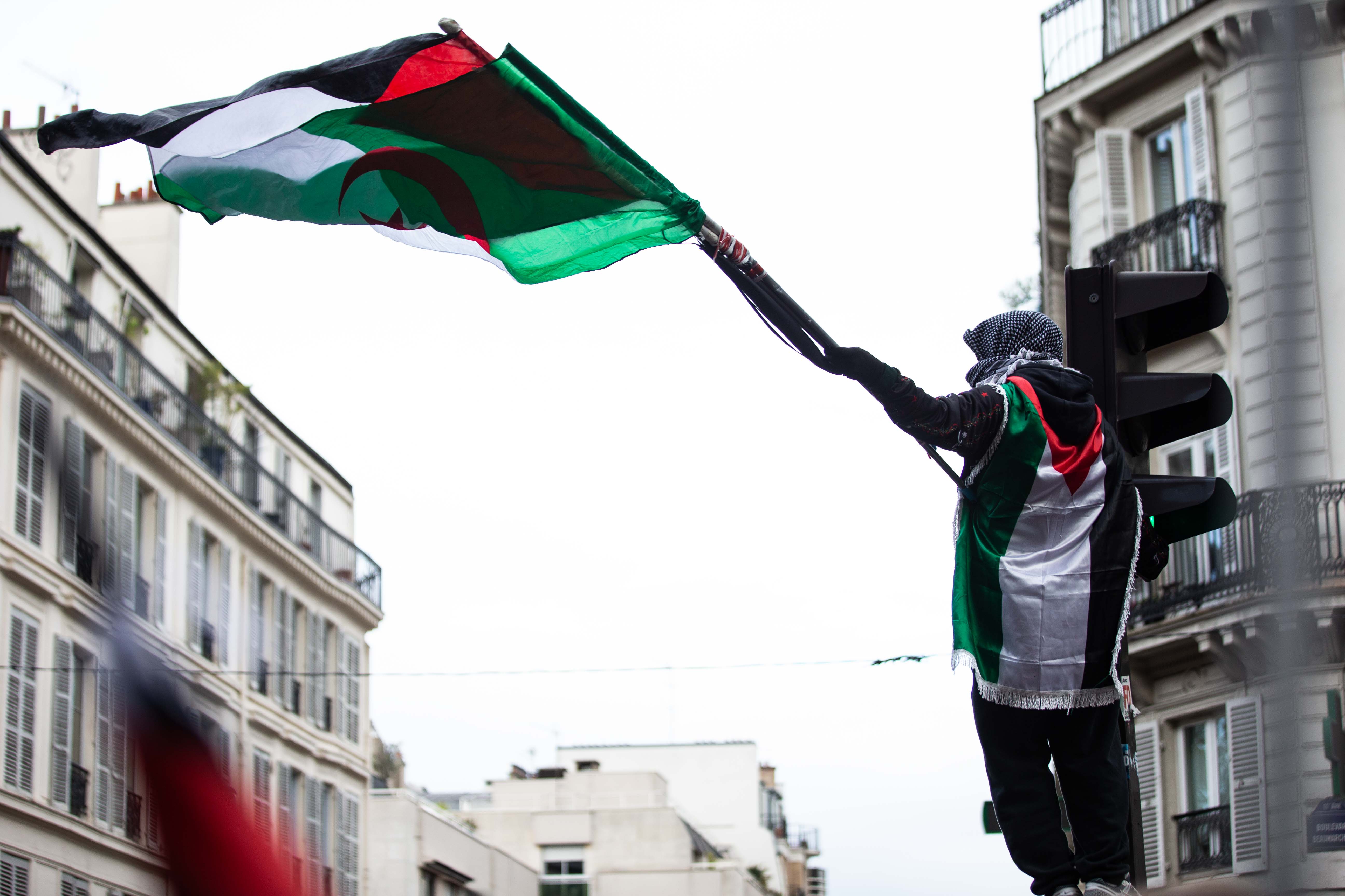 Naslov: Hiljade demonstranata na propalestinskim skupovima u Parizu