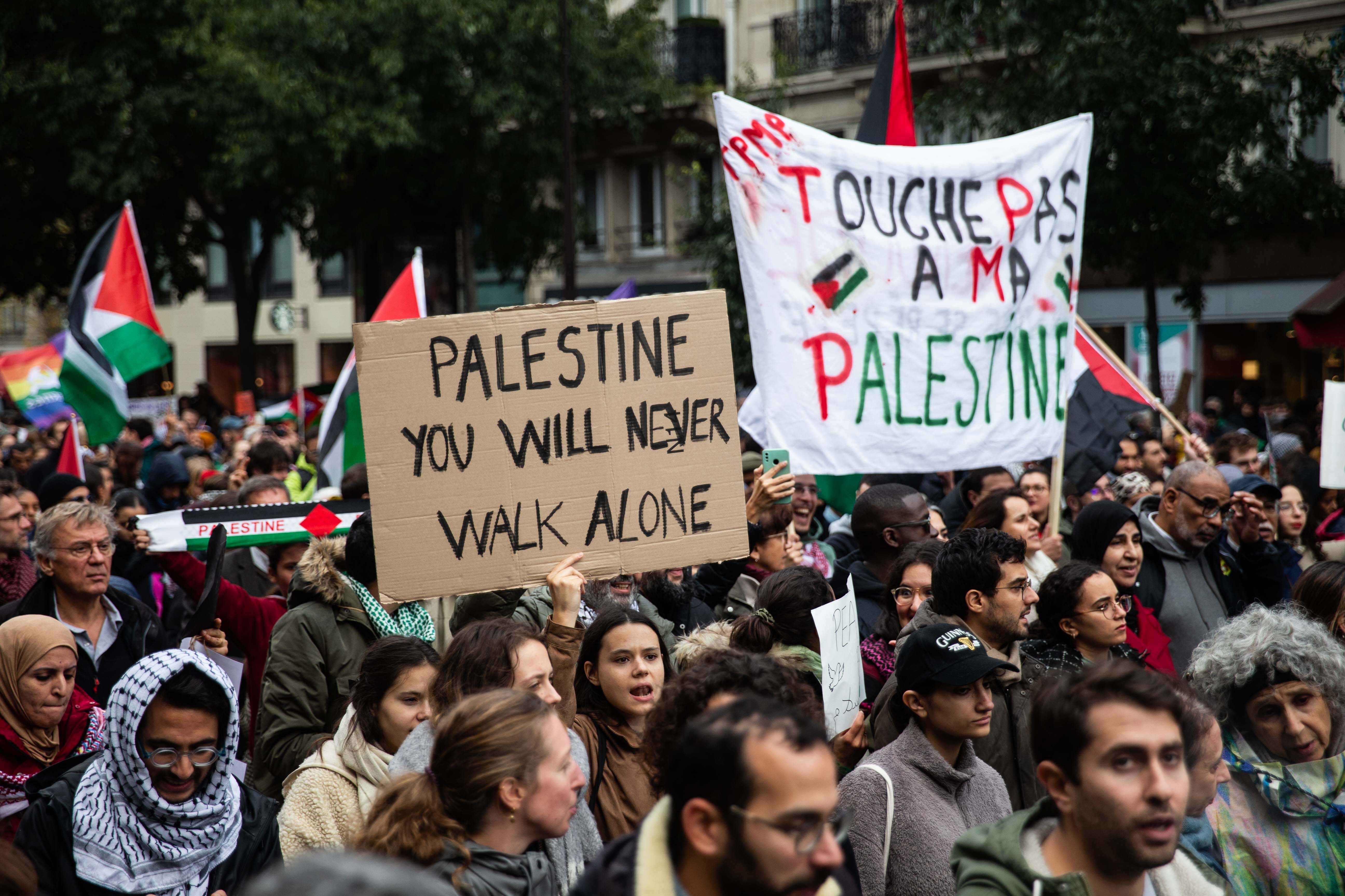 Naslov: Hiljade demonstranata na propalestinskim skupovima u Parizu