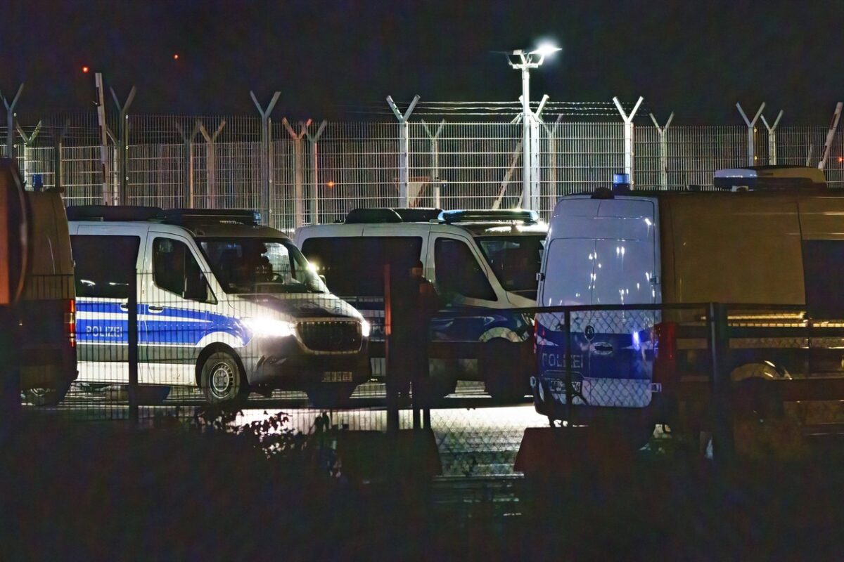 Polizeiauto vor Flughafentor GER,Amoklauf Flughafen Hamburg, 04.11.2023 GER,Amoklauf Flughafen Hamburg, 04.11.2023 Hambu