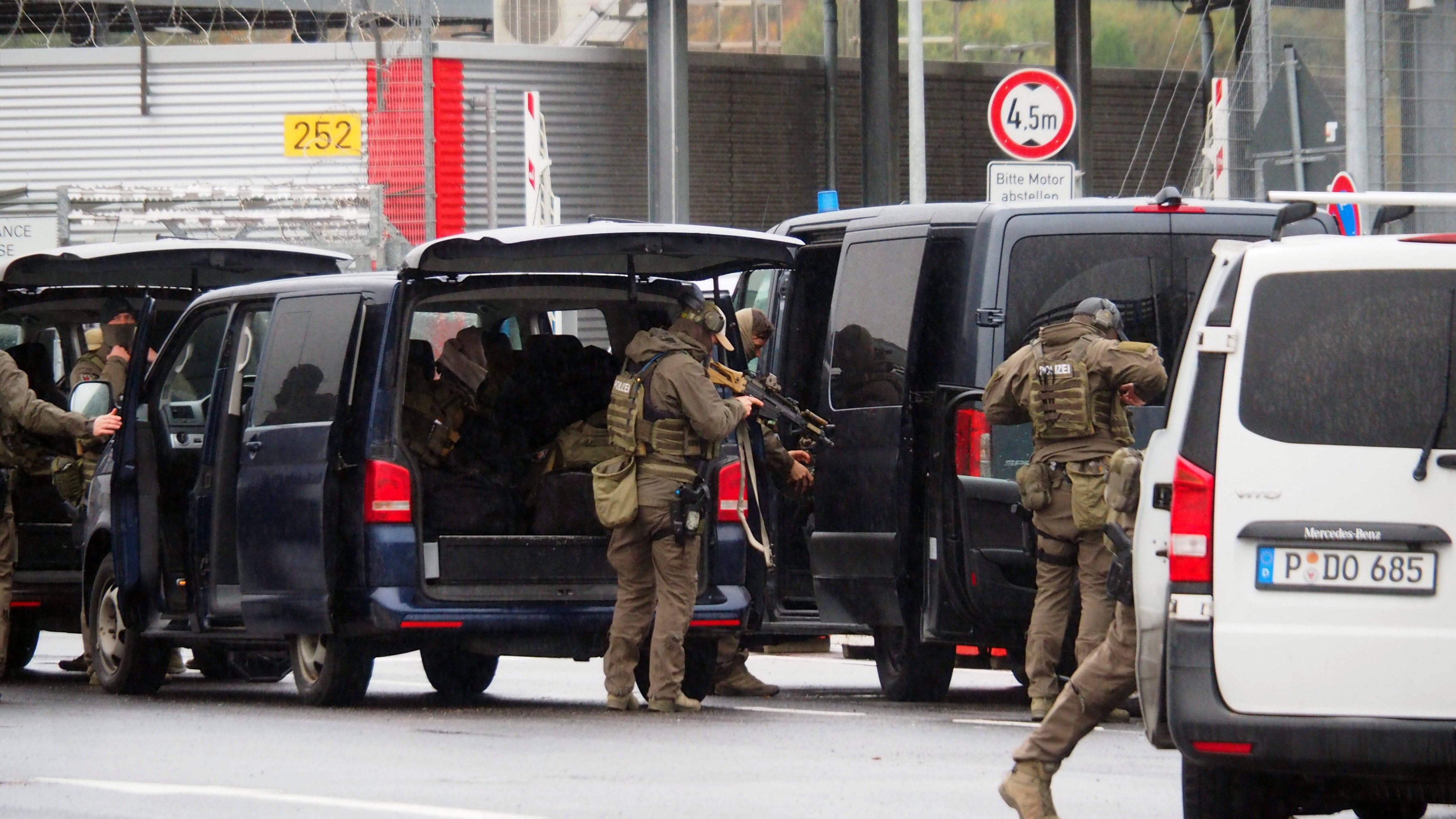 Heute Abend um kurz nach 20 Uhr hat ein Auto ein Tor zum Sicherheitsbereich des Hamburger Flughafens durchbrochen. In de