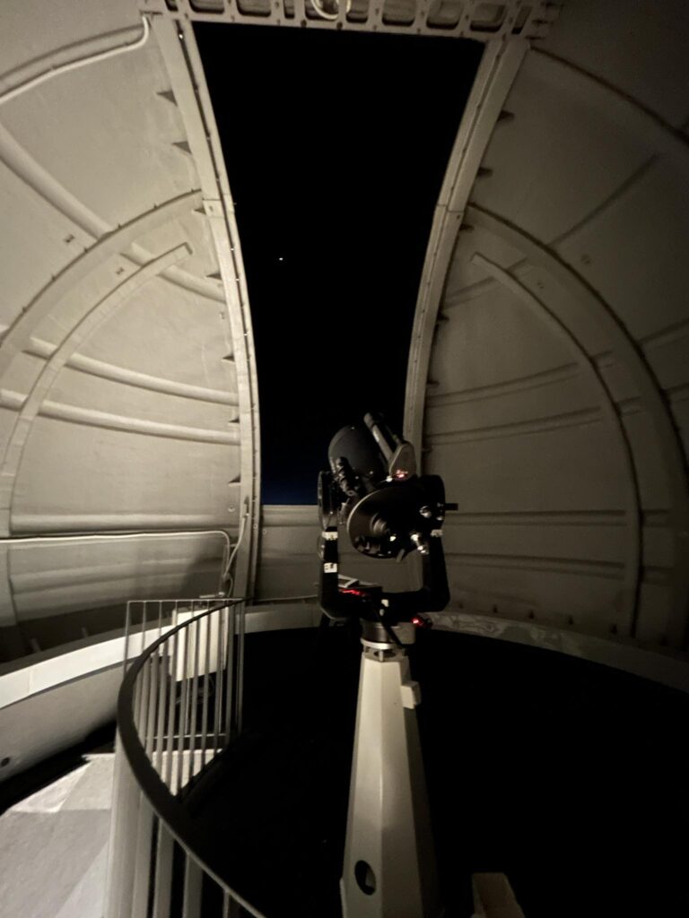Teleskop-Meade-u-kupoli-768x1024
