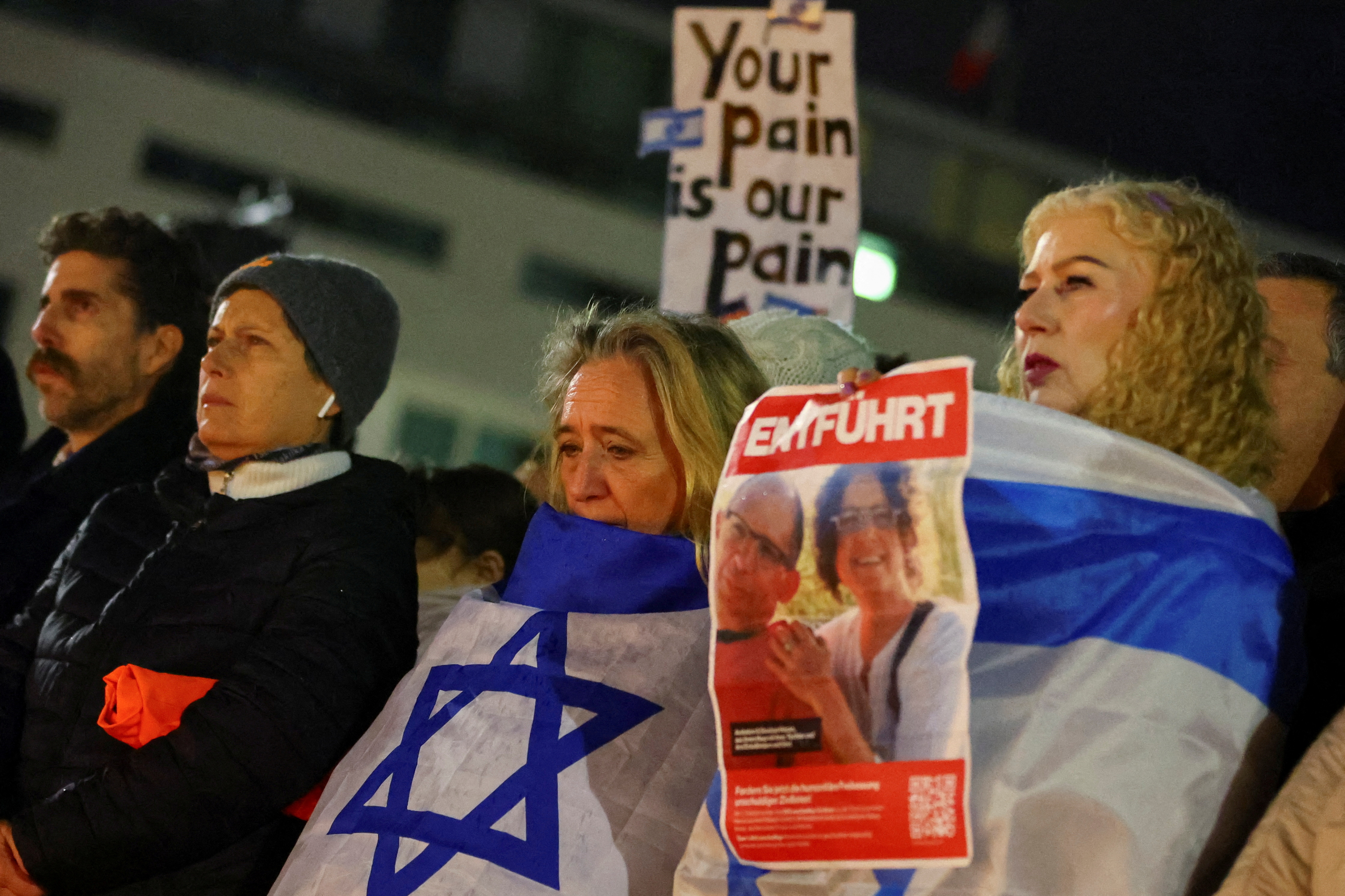 People commemorate the victims of Hamas' attack in front of Brandenburg gate in Berlin