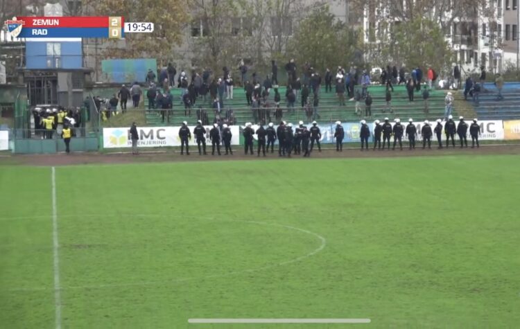 1699712556-Haos-na-mecu-Zemun-Rad-Gosti-napustili-teren-z…-750x475
