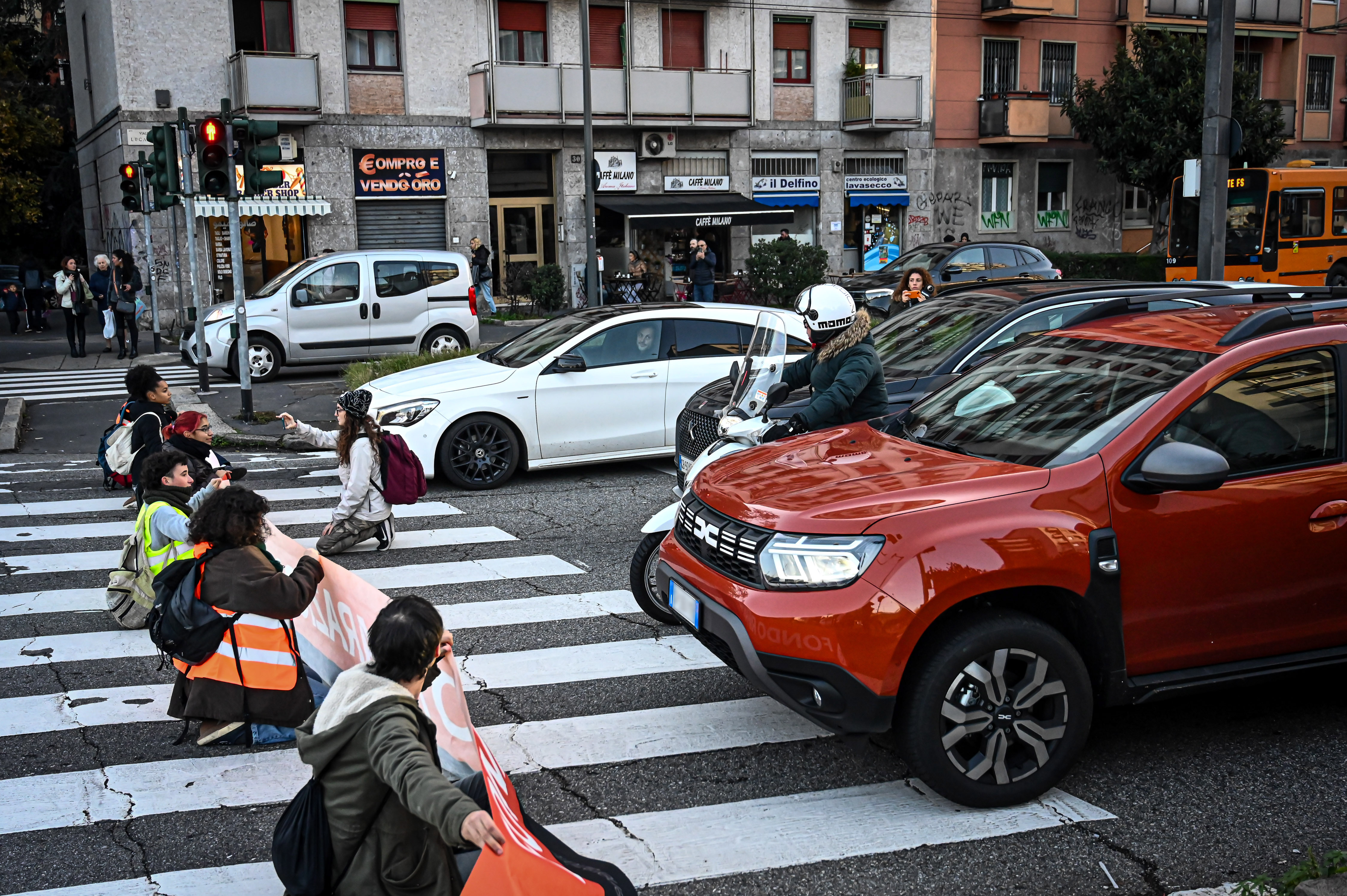 Klimatski aktivisti blokirali saobraćajnice u Italiji
