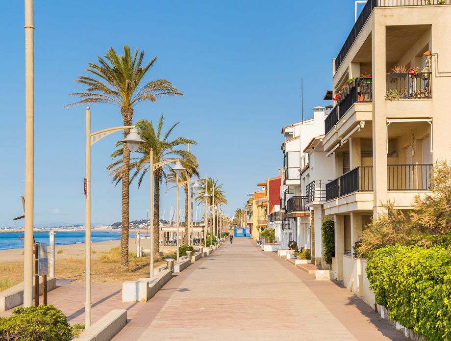 62674890-obalni-gradic-coma-ruga-u-spanjolskoj