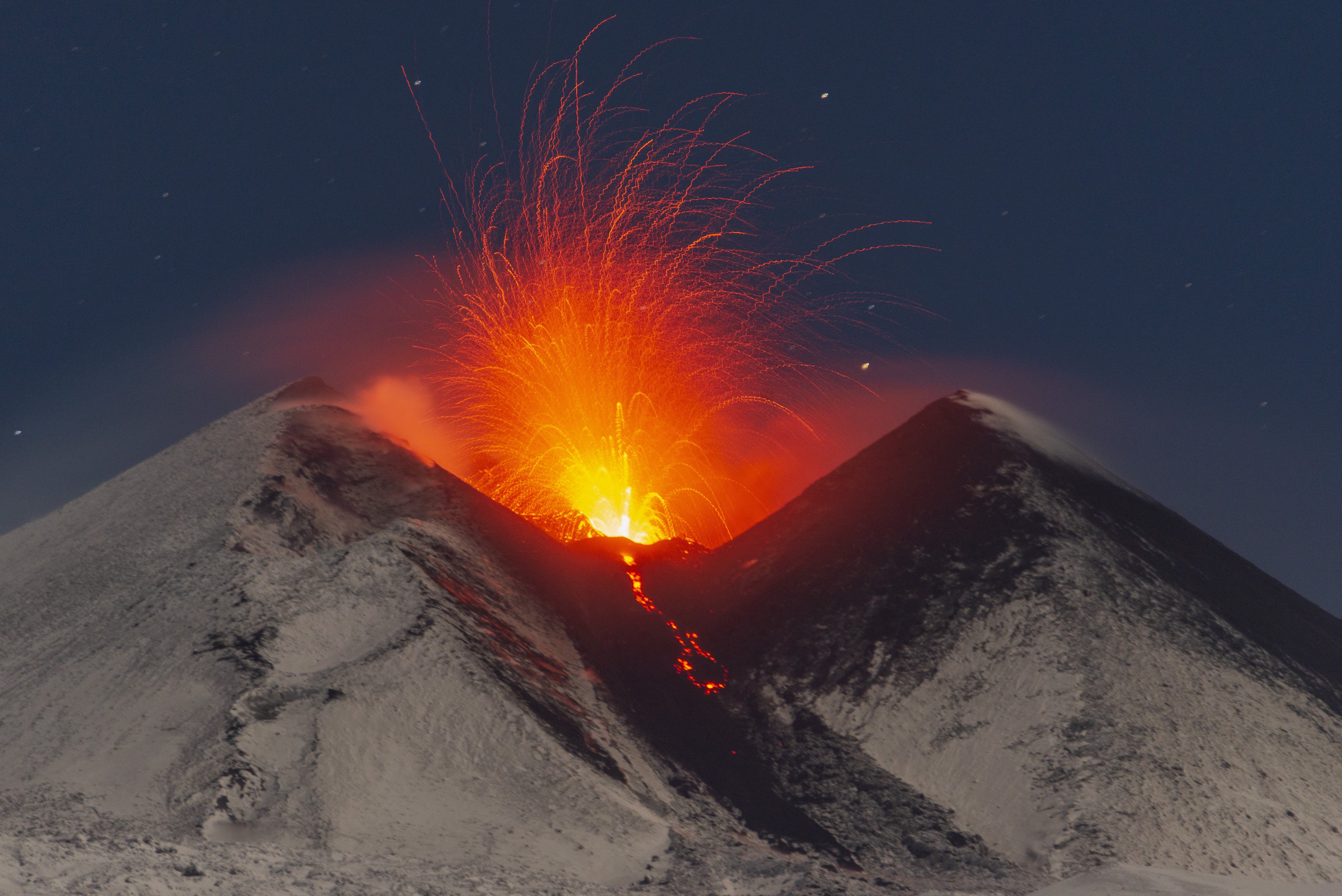 Etna u Italiji ponovno izbacuje pepeo i lavu