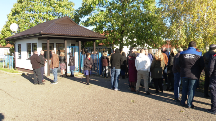 res_1701077045_radnici-sprijecili-novog-direktora-da-ude-u-firmu