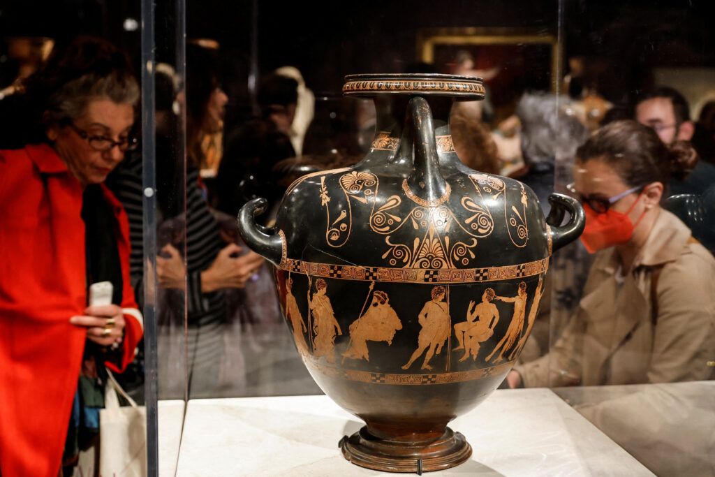 1701789045-2023-12-05T142242Z_1950660215_RC20R4ASEBYN_RTRMADP_3_GREECE-BRITAIN-SCULPTURES-VASE-1024x683.jpg