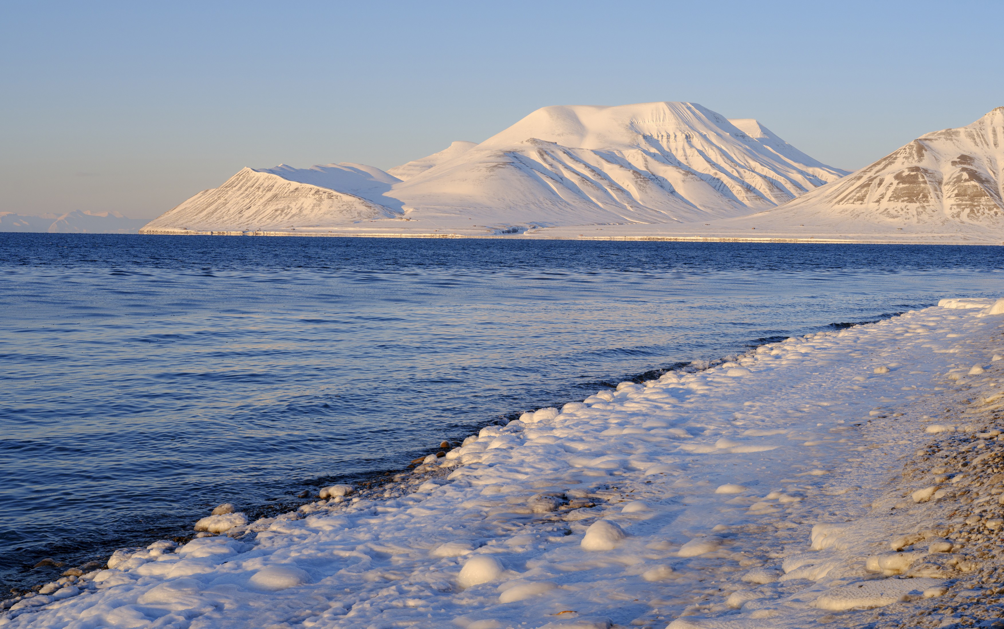 The coast at Longyearbyen, the capital of Svalbard on the island of Spitsbergen in the Spitsbergen archipelago. Arctic, Europe, Scandinavia, Norway, Svalbard