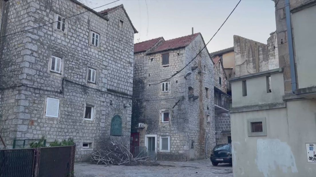 62701081-zgrada-u-sinju