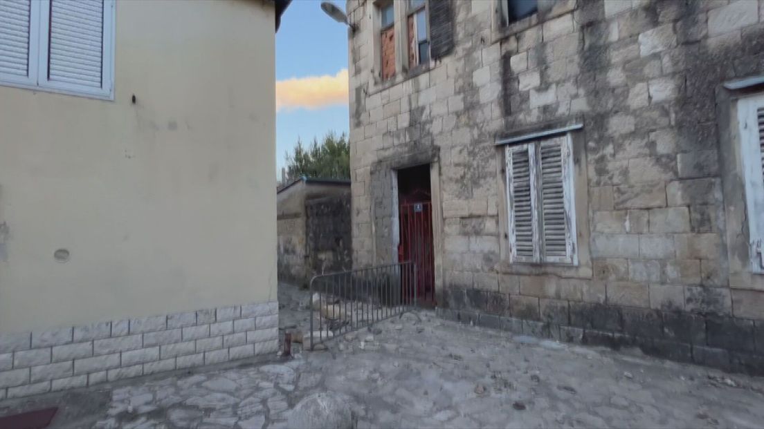 62701079-zgrada-u-sinju