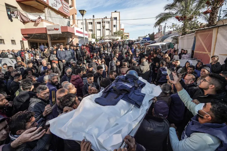 1702727267-AA-20231216-33198497-33198493-FUNERAL_OF_AL_JAZEERA_CAMERAMAN_ABU_DHAKA_KILLED_IN_ISRAELI_ATTACK-1702725191-1-1702727207