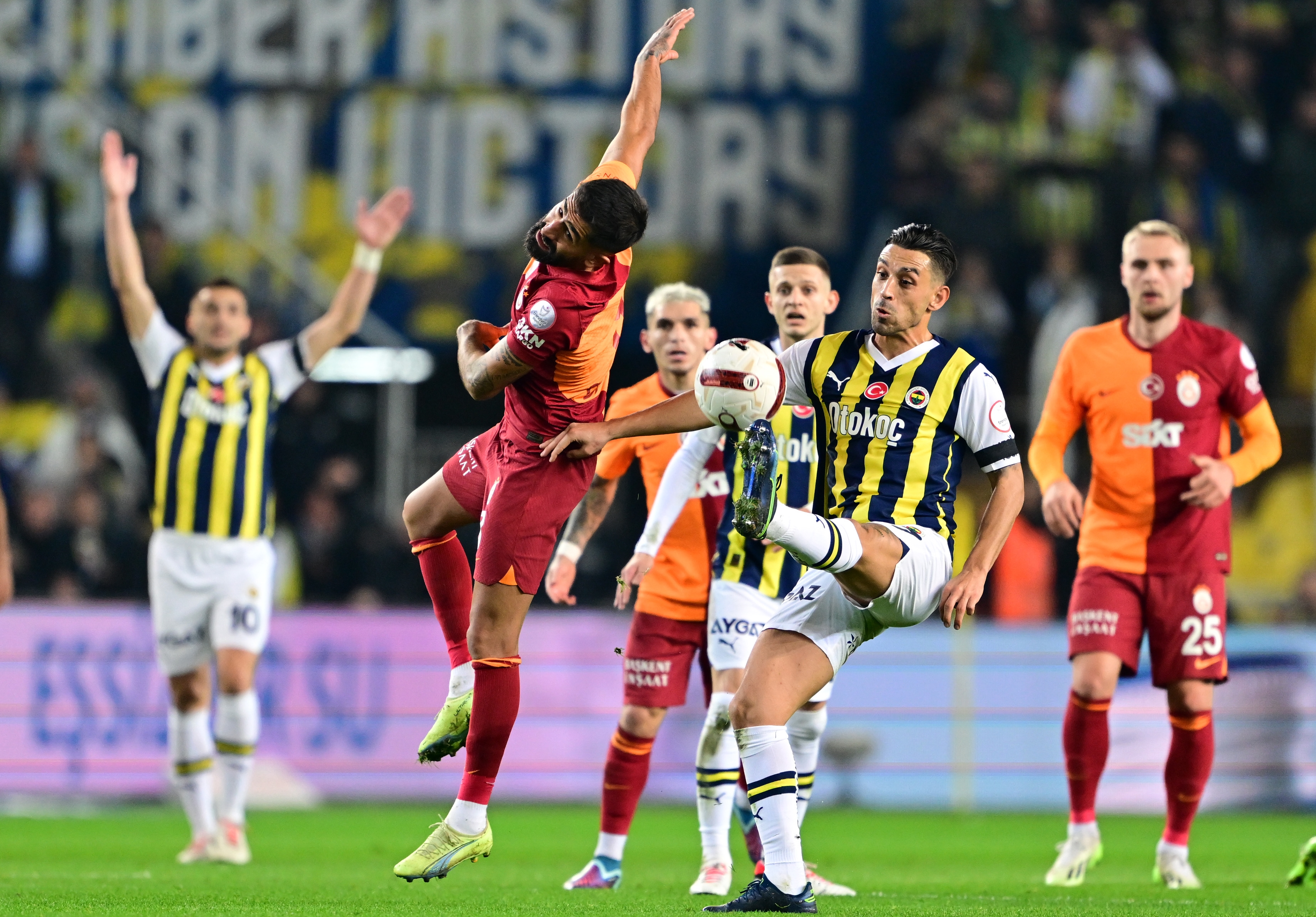 Istanbulski gradski derbi Fenerbahce - Galatasaray u okviru 18. kola turske Super lige