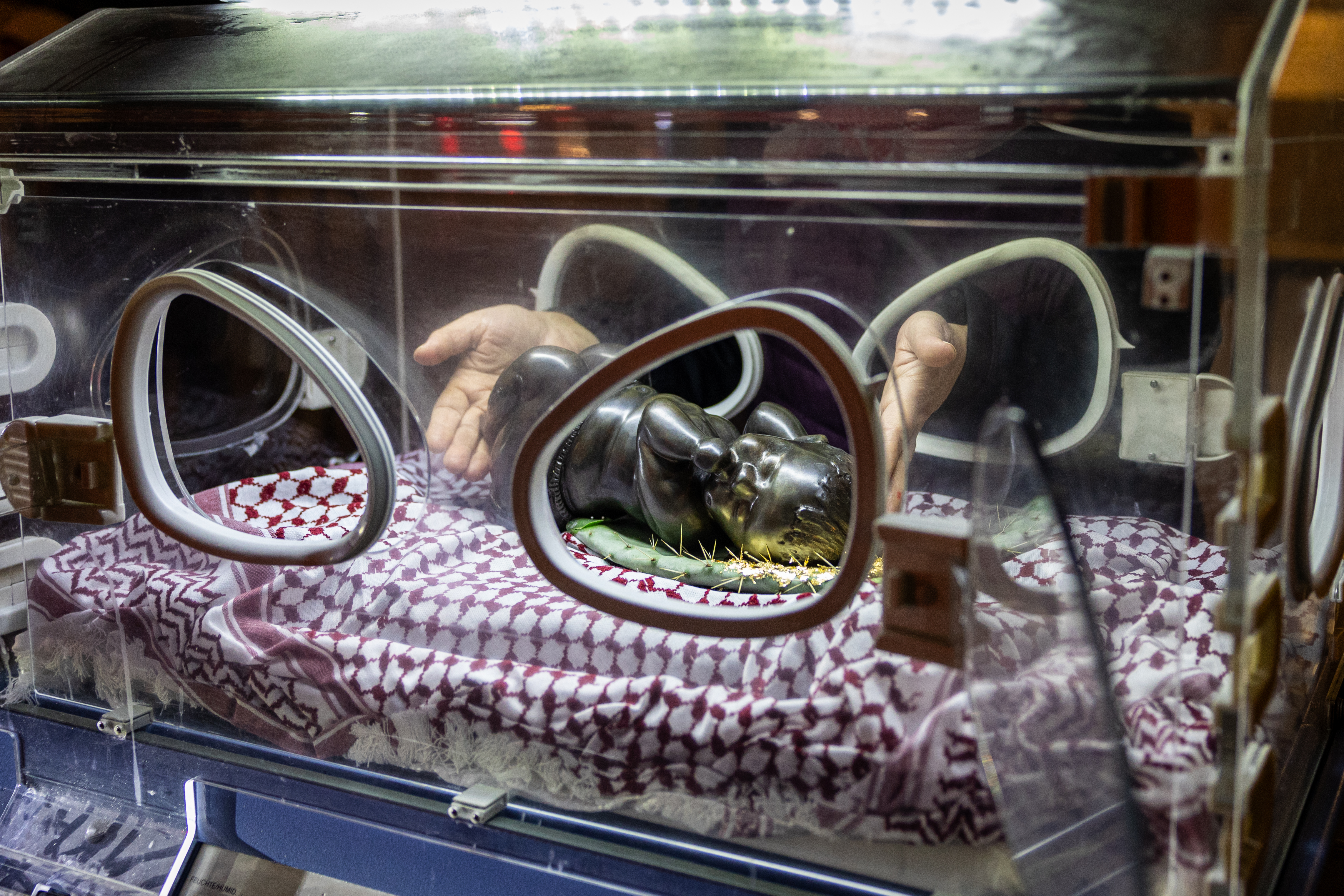 Palestinska umjetnica inkarnirala Isusa Hrista u inkubatoru da bi odala počast bebama ubijenim u Gazi