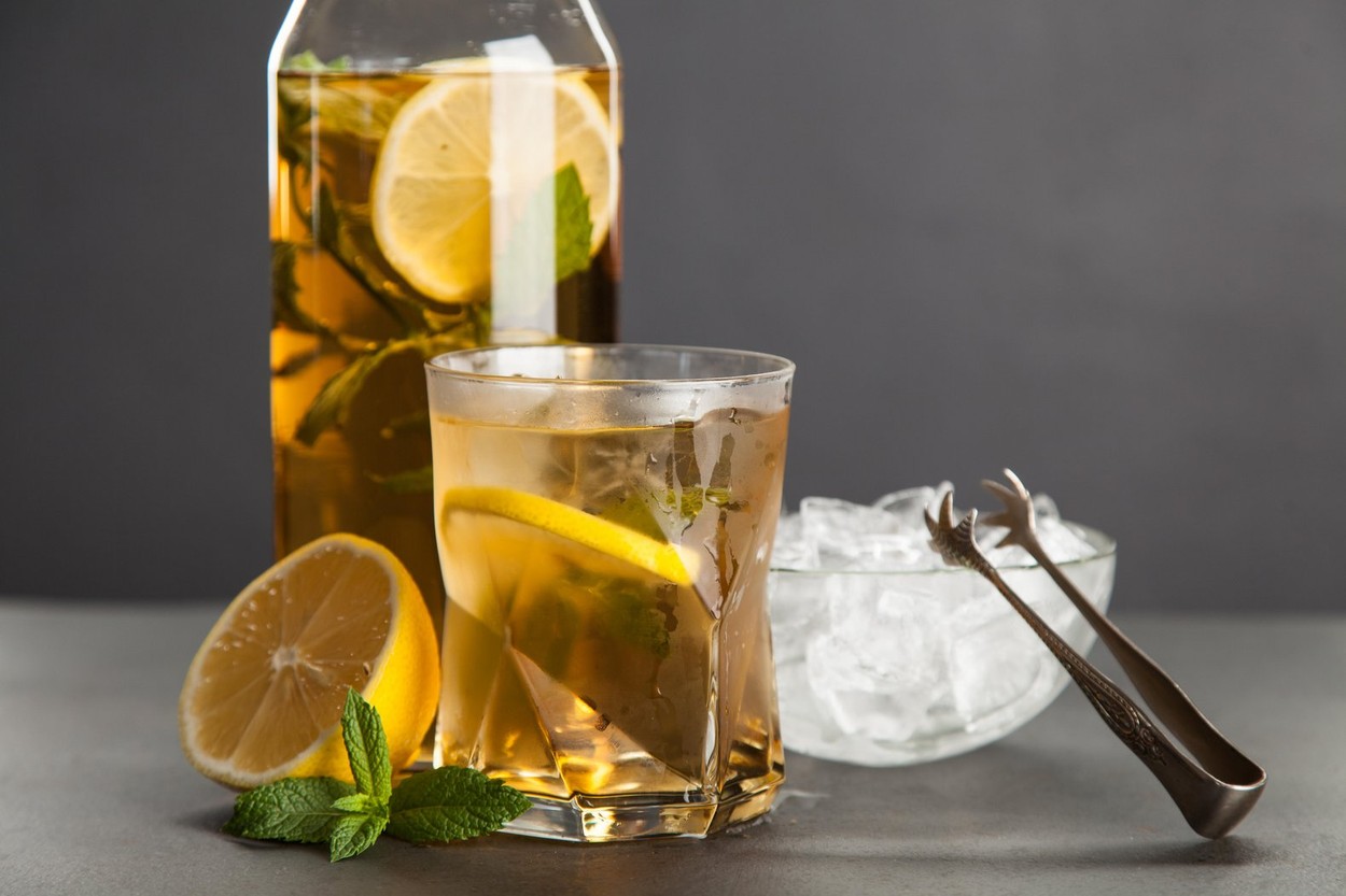 Ice tea with lemon and mint