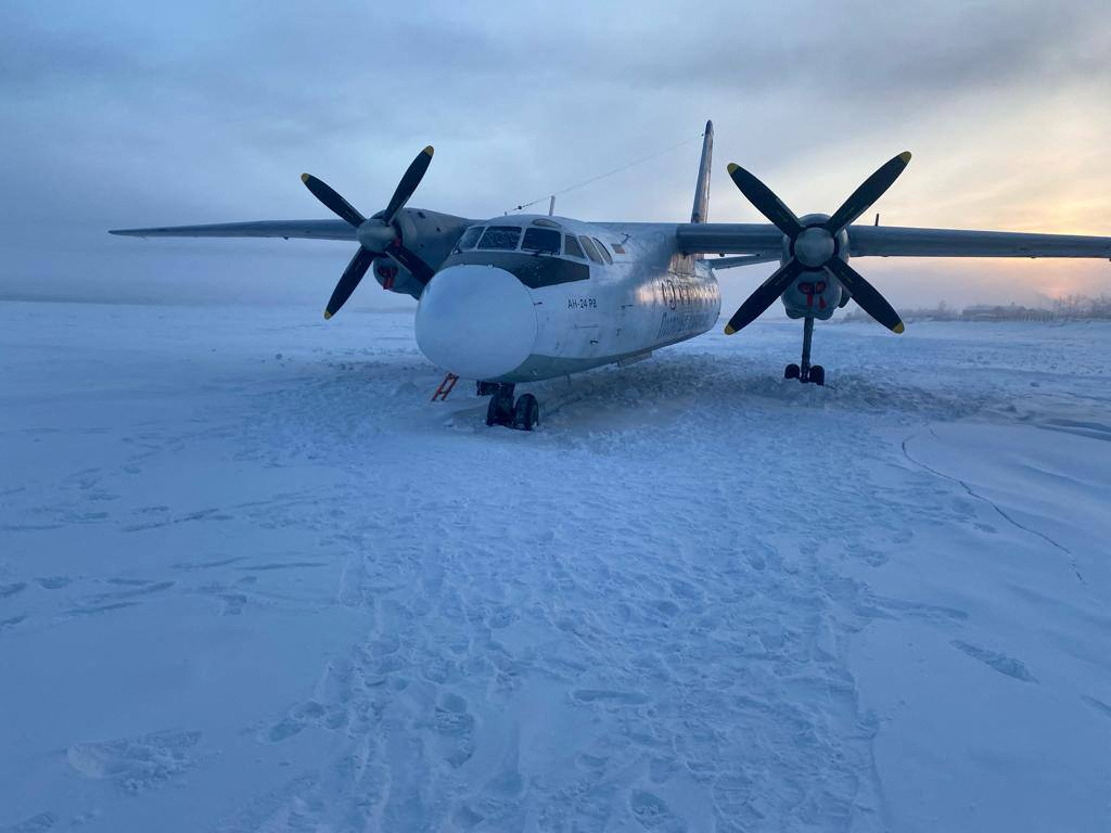 Russian plane lands on frozen river