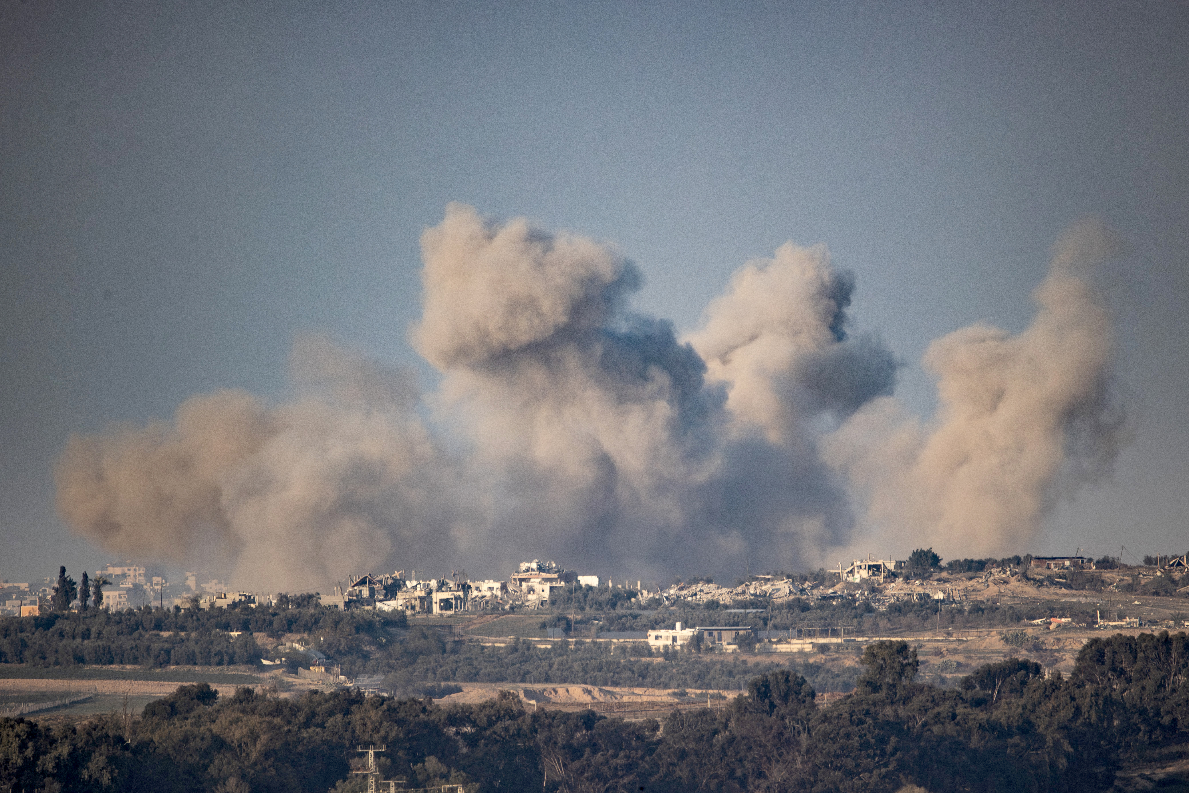 Novogodišnja noć u Gazi: Izraelska vojska nastavlja s napadima, razaranje i dim snimila ekipa Anadolu