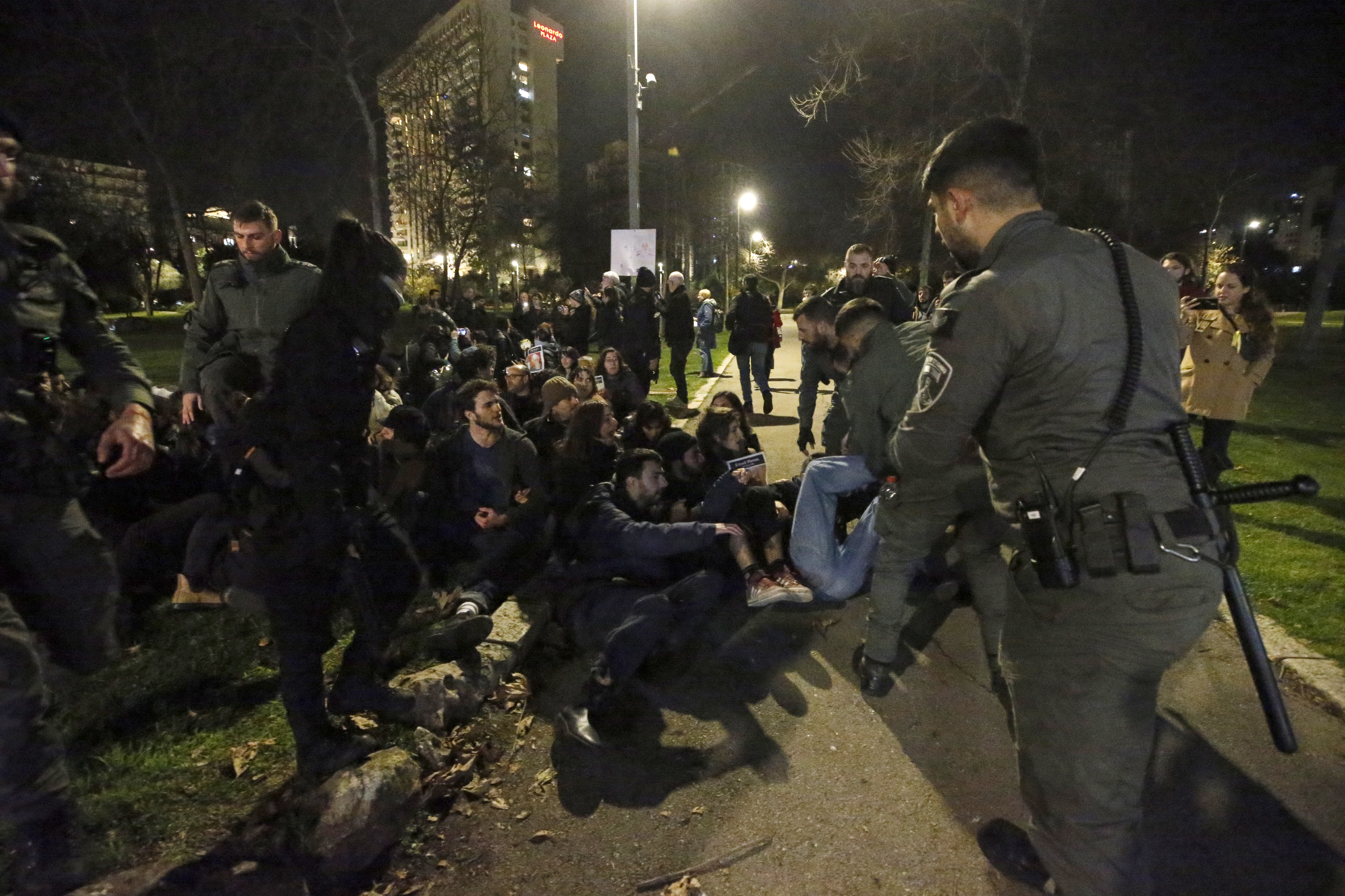 Izraelska policija tukla jevrejske aktiviste koji su protestovali protiv napada na Gazu