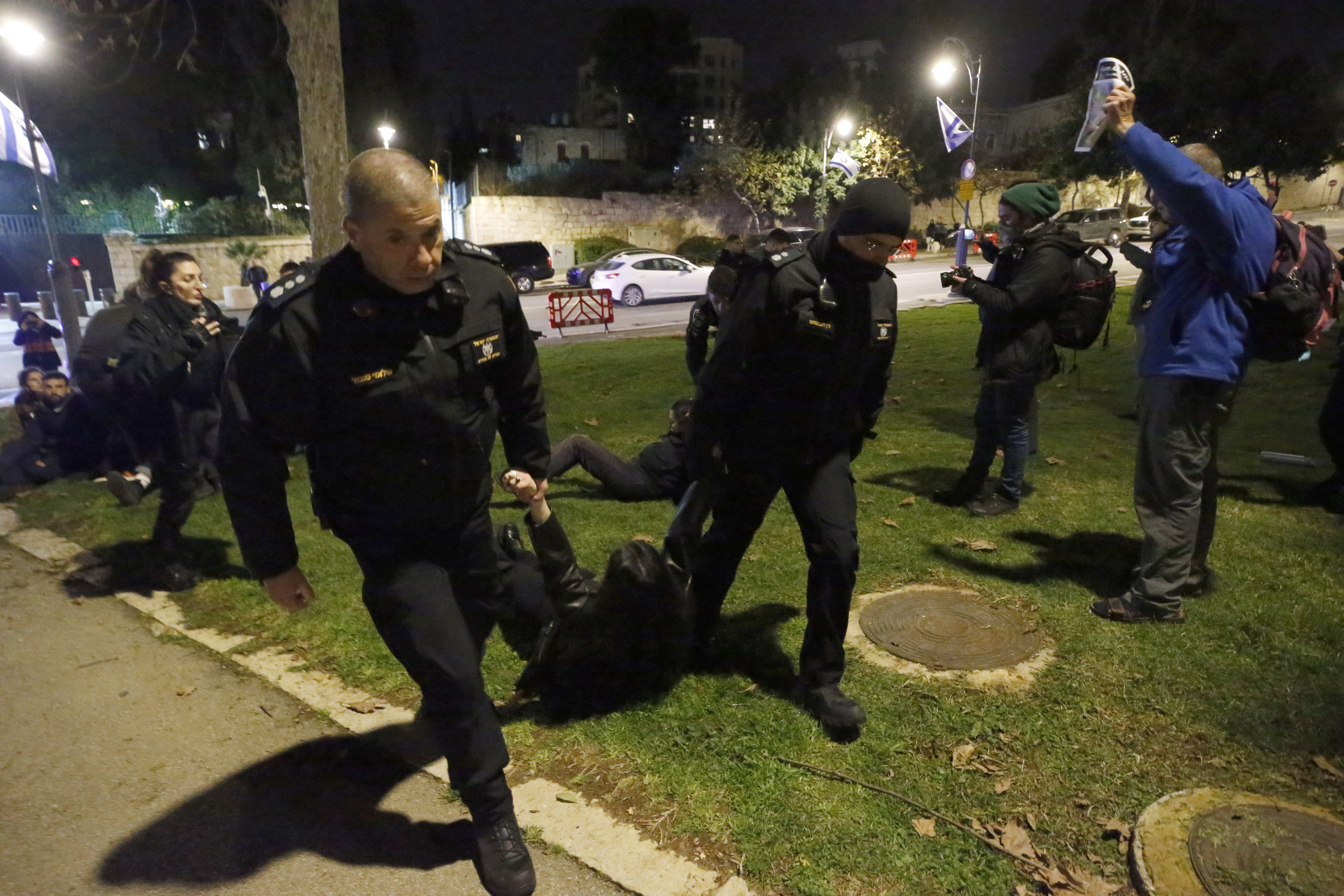 Izraelska policija tukla jevrejske aktiviste koji su protestovali protiv napada na Gazu