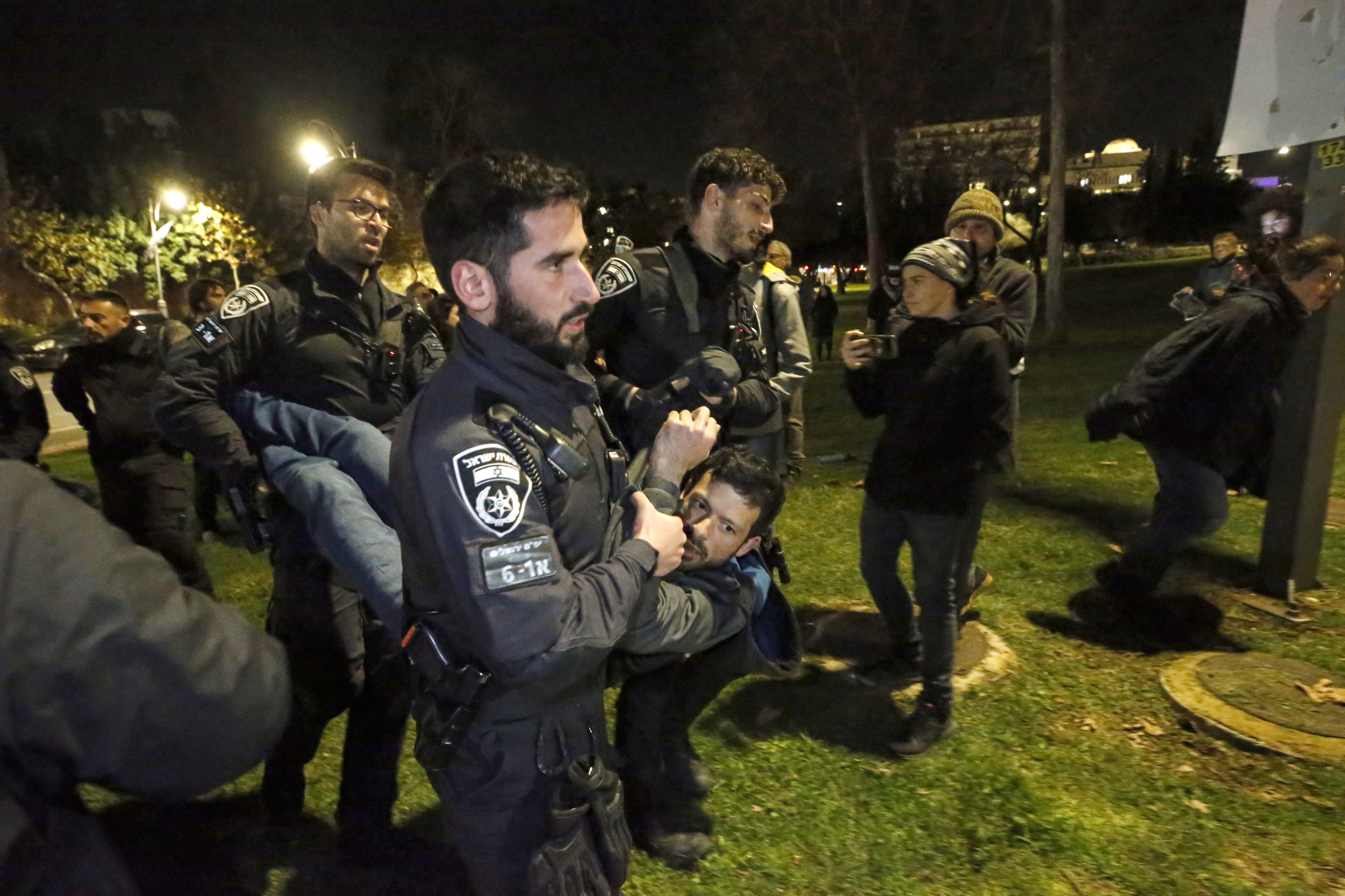 Izraelska policija tukla jevrejske aktiviste koji su protestovali protiv napada na Gazu