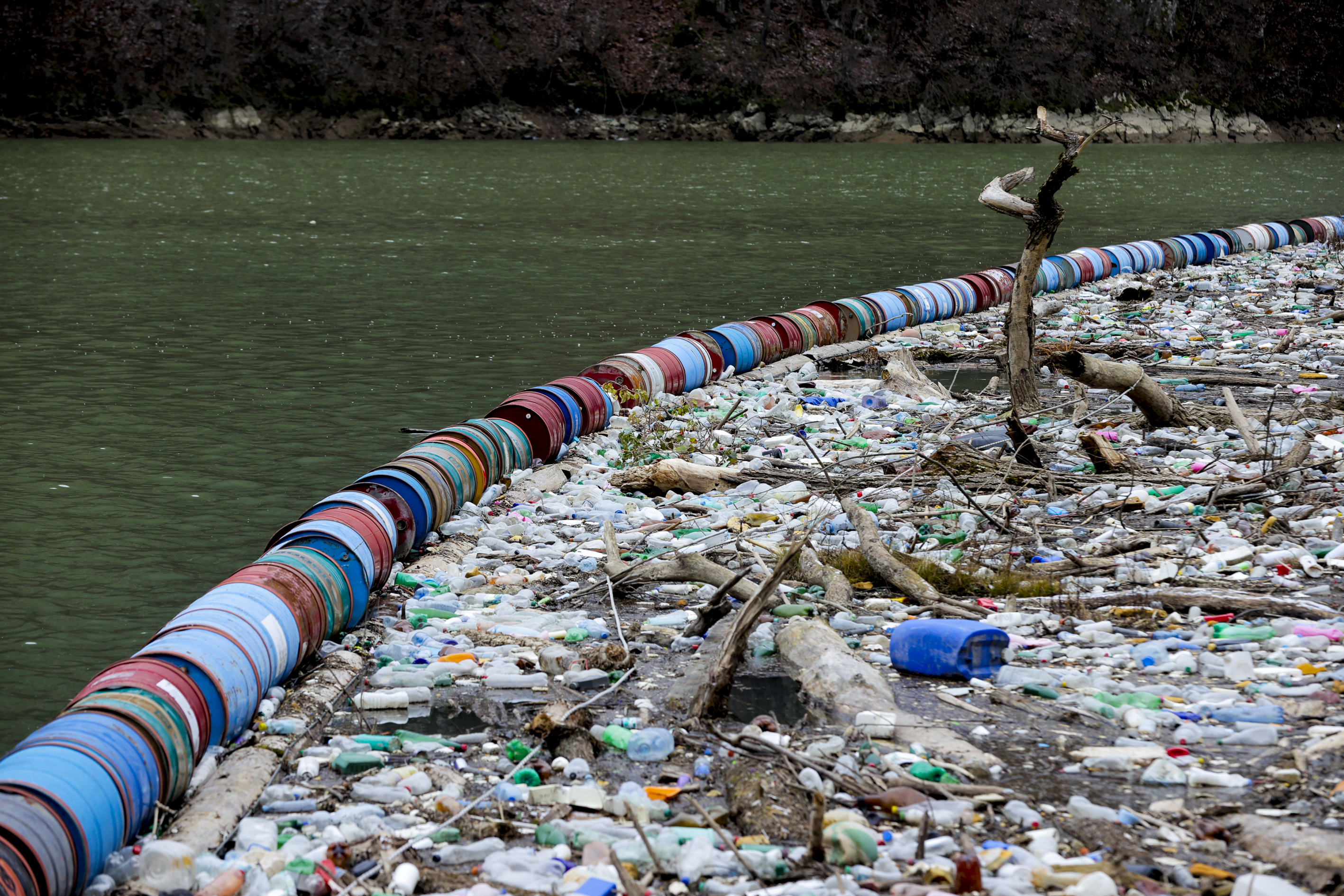 Ekološka katastrofa u Višegradu: Drina prekrivena hiljadama tona smeća