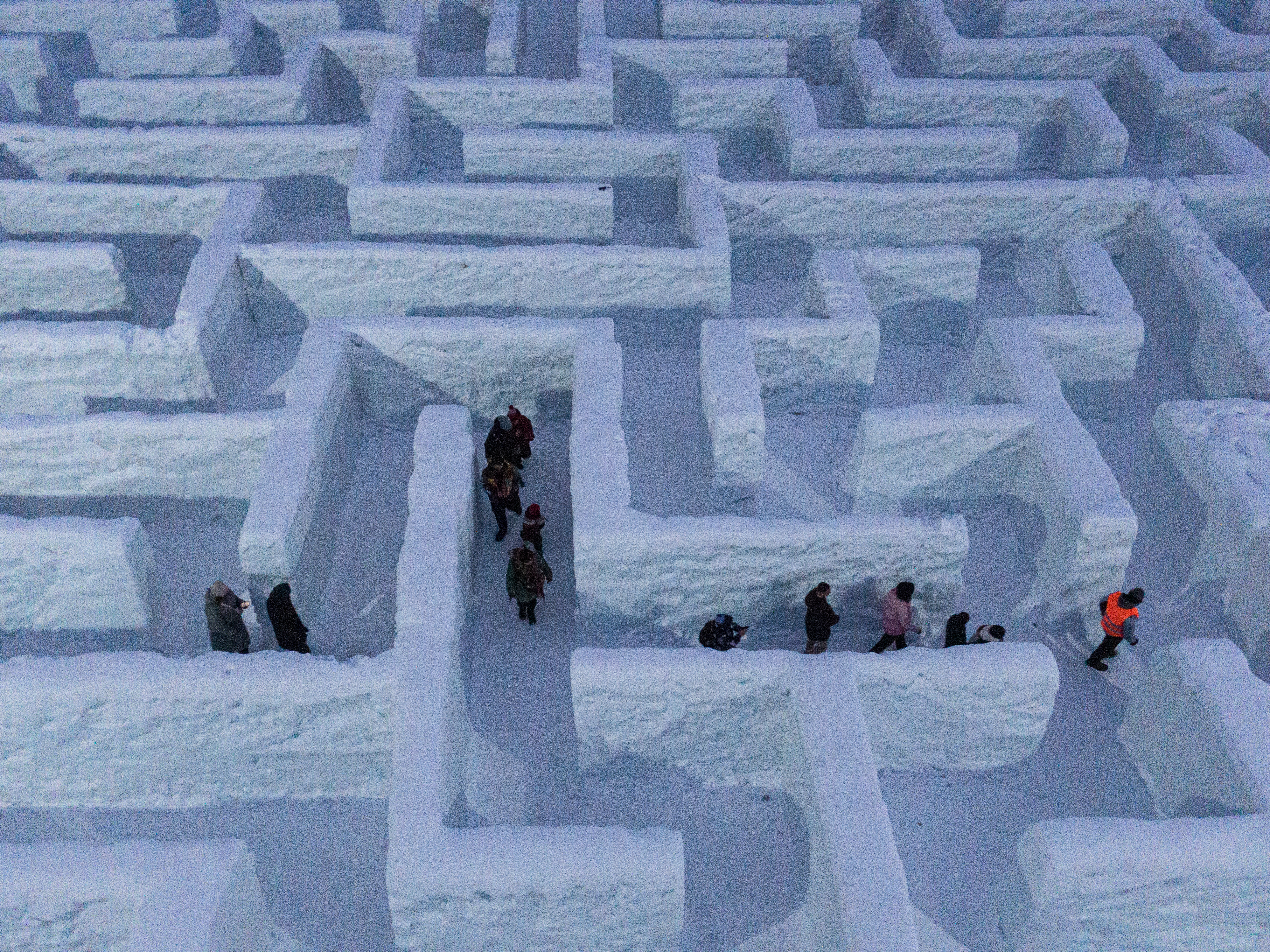 Zimska bajka u Poljskoj: Najveći lavirint na svijetu i masivne snježne skulpture