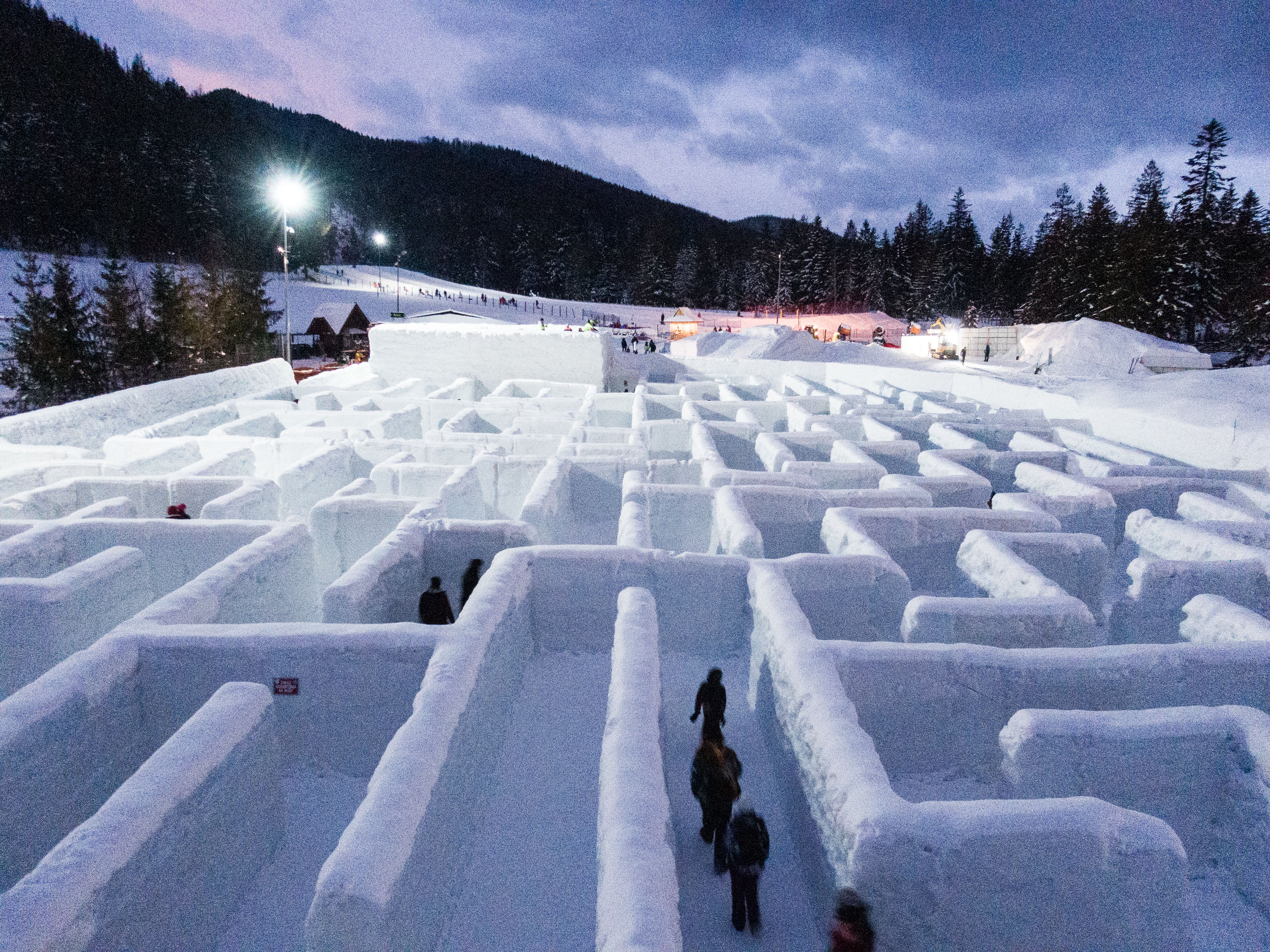 Zimska bajka u Poljskoj: Najveći lavirint na svijetu i masivne snježne skulpture