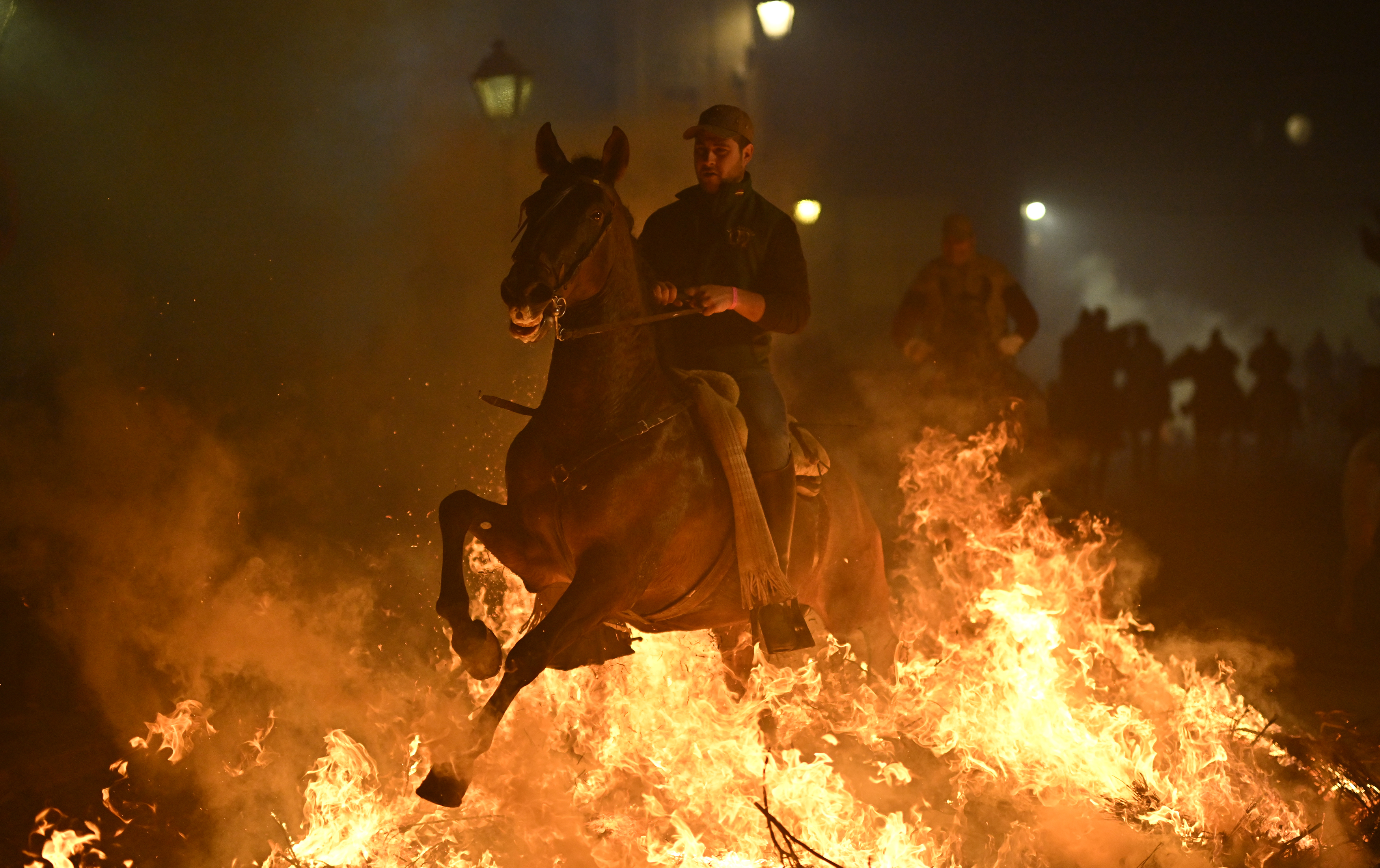 Tradicija duga četiri stoljeća godina: Jahači u Španiji skokom kroz vatru skidali grijehe