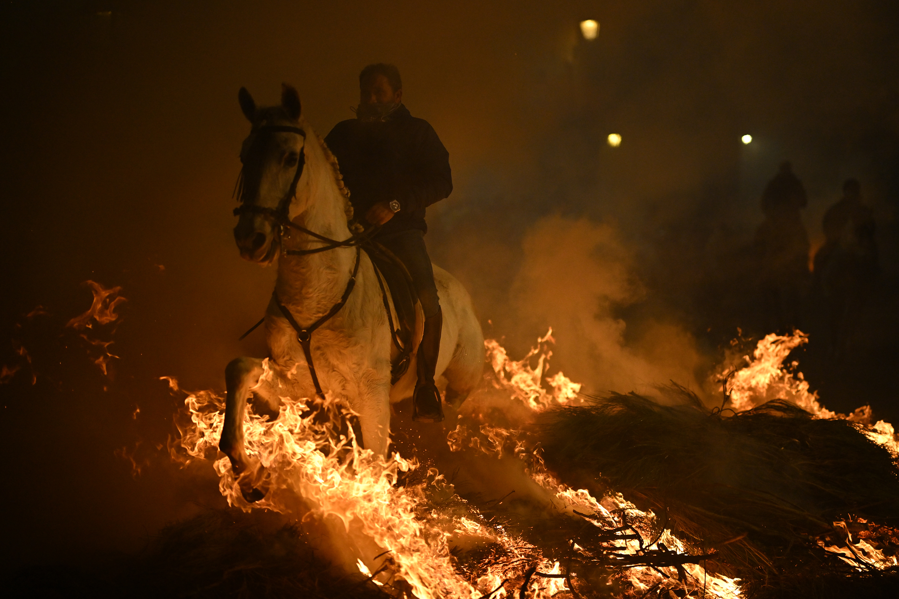 Tradicija duga četiri stoljeća godina: Jahači u Španiji skokom kroz vatru skidali grijehe
