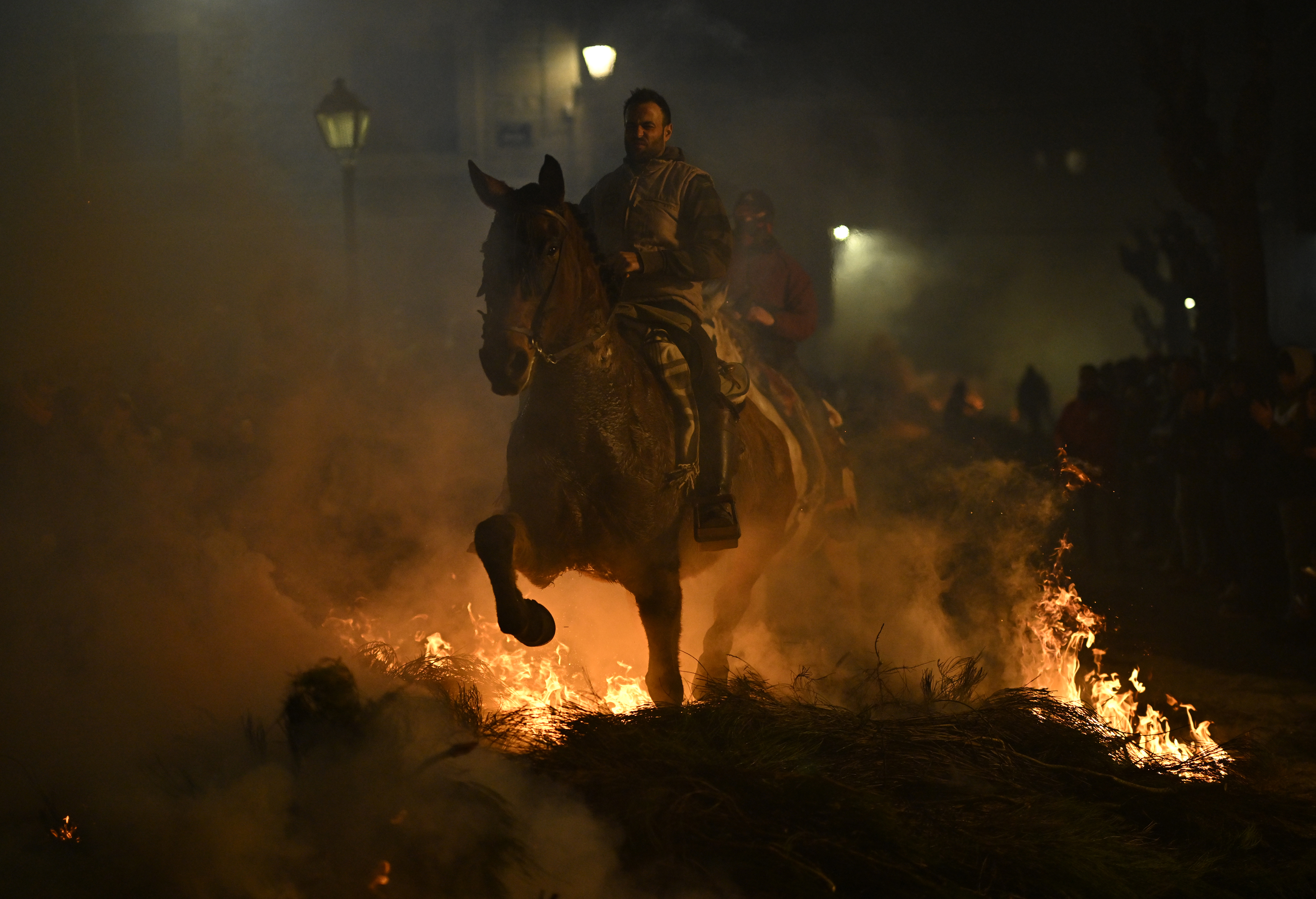 Tradicija duga četiri stoljeća godina: Jahači u Španiji skokom kroz vatru skidali grijehe