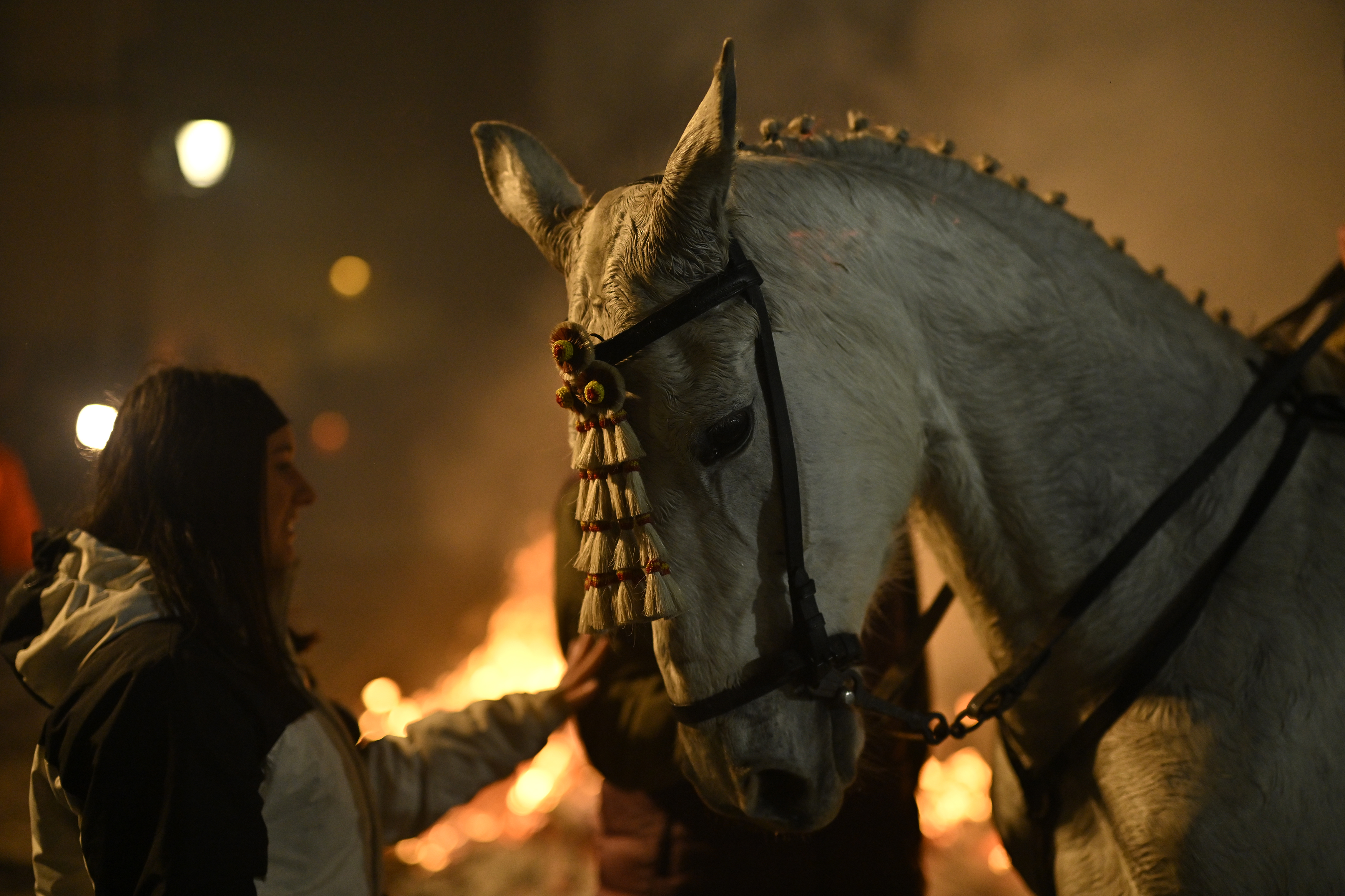 Tradicija duga četiri stoljeća godina: Jahači u Španiji skokom kroz vatru skidali grijehe
