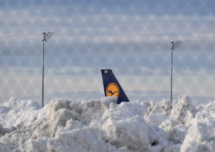 FILE PHOTO: Munich Airport cancels flights on Tuesday morning due to sleet forecast