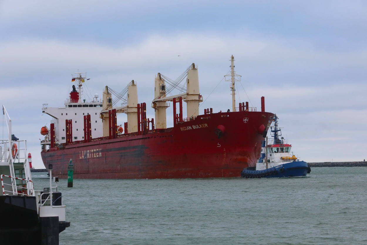 Das Frachtschiff Indian Bulker läuft am Donnerstag (11.01.2024) in Warnemünde von der Ostsee kommend über den örtlichen