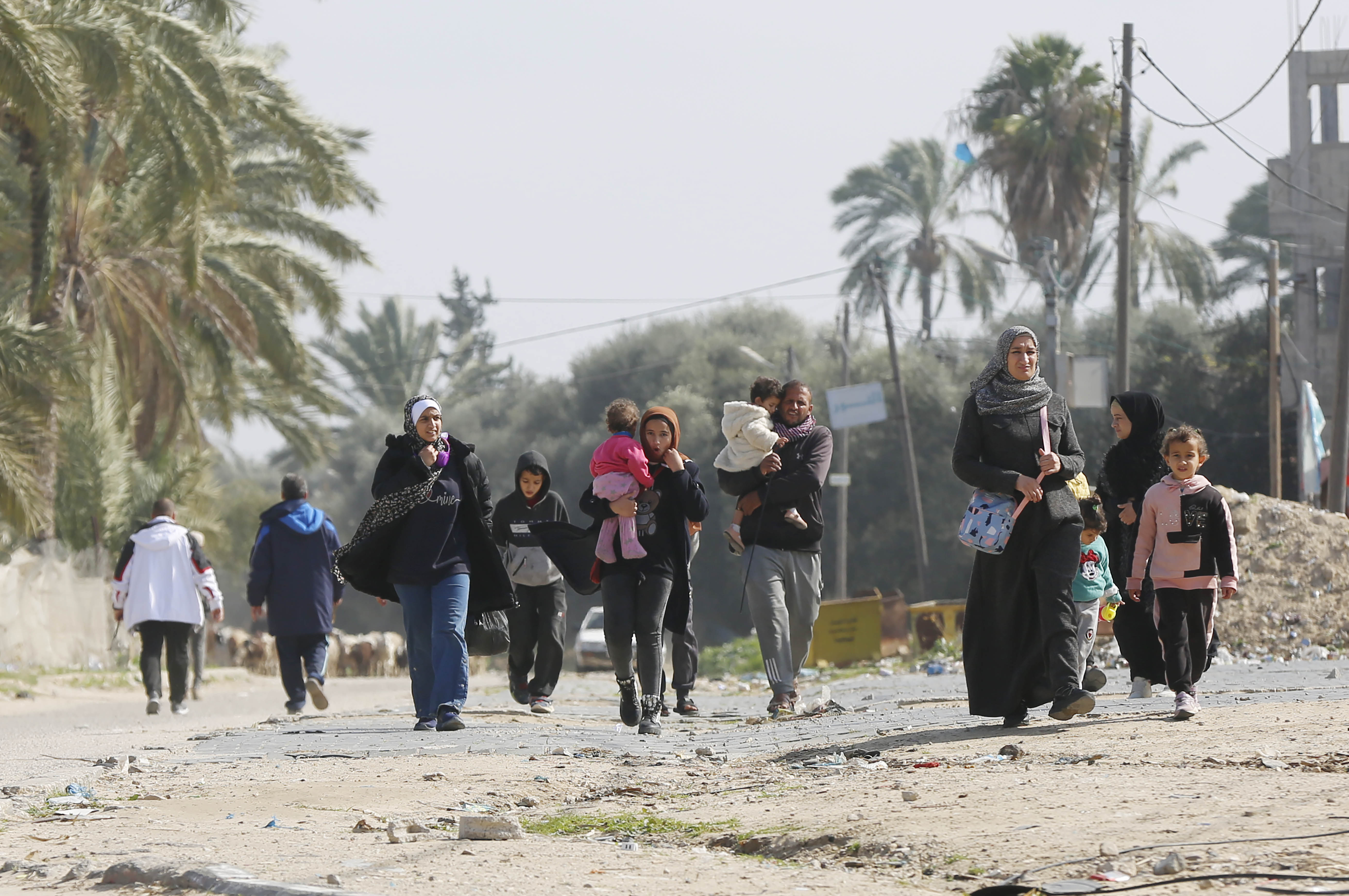 Hiljade Palestinaca raseljenih iz Khan Younisa idu prema Rafahu