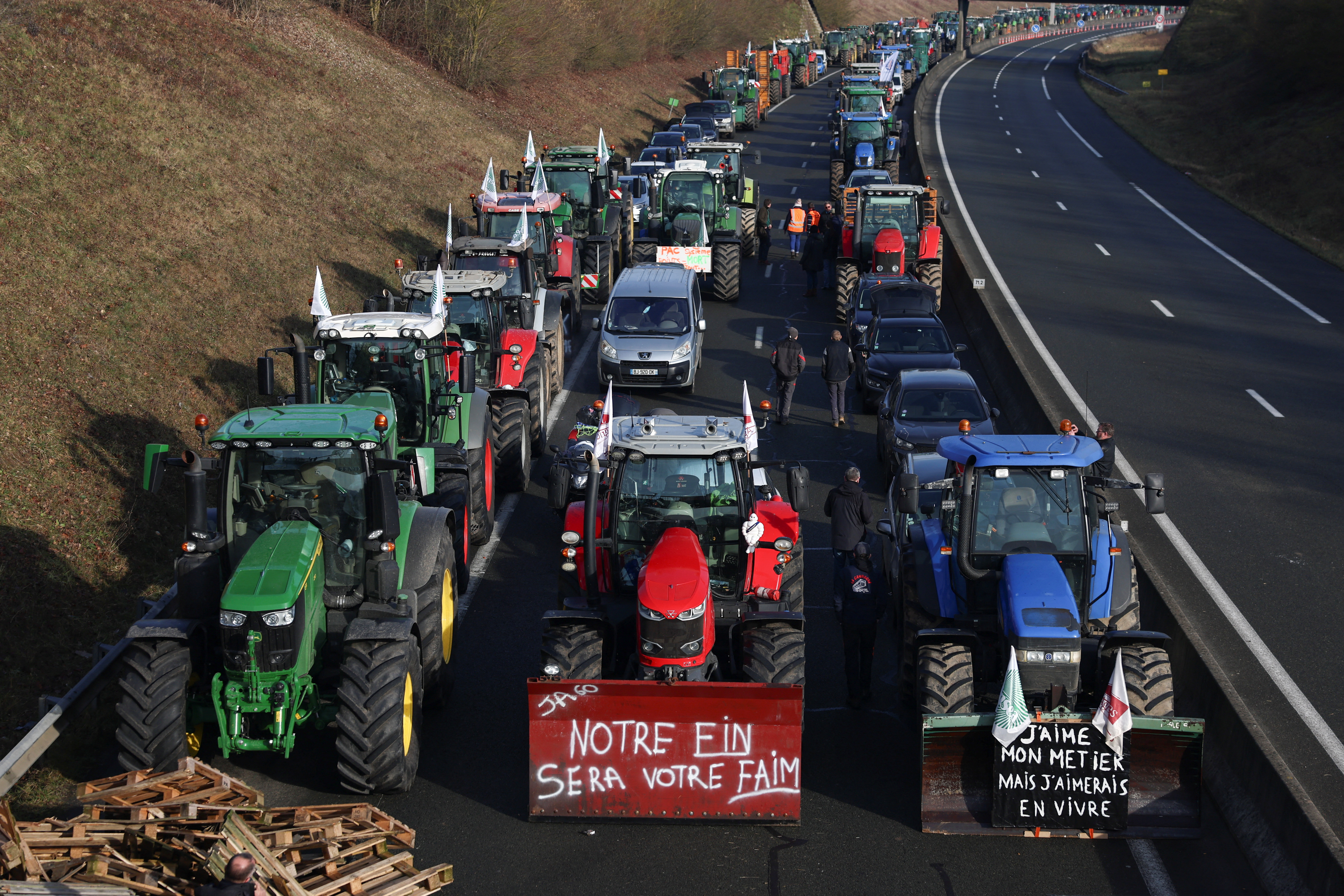 Farmers protest over price pressures, taxes, and green regulation in Beauvais