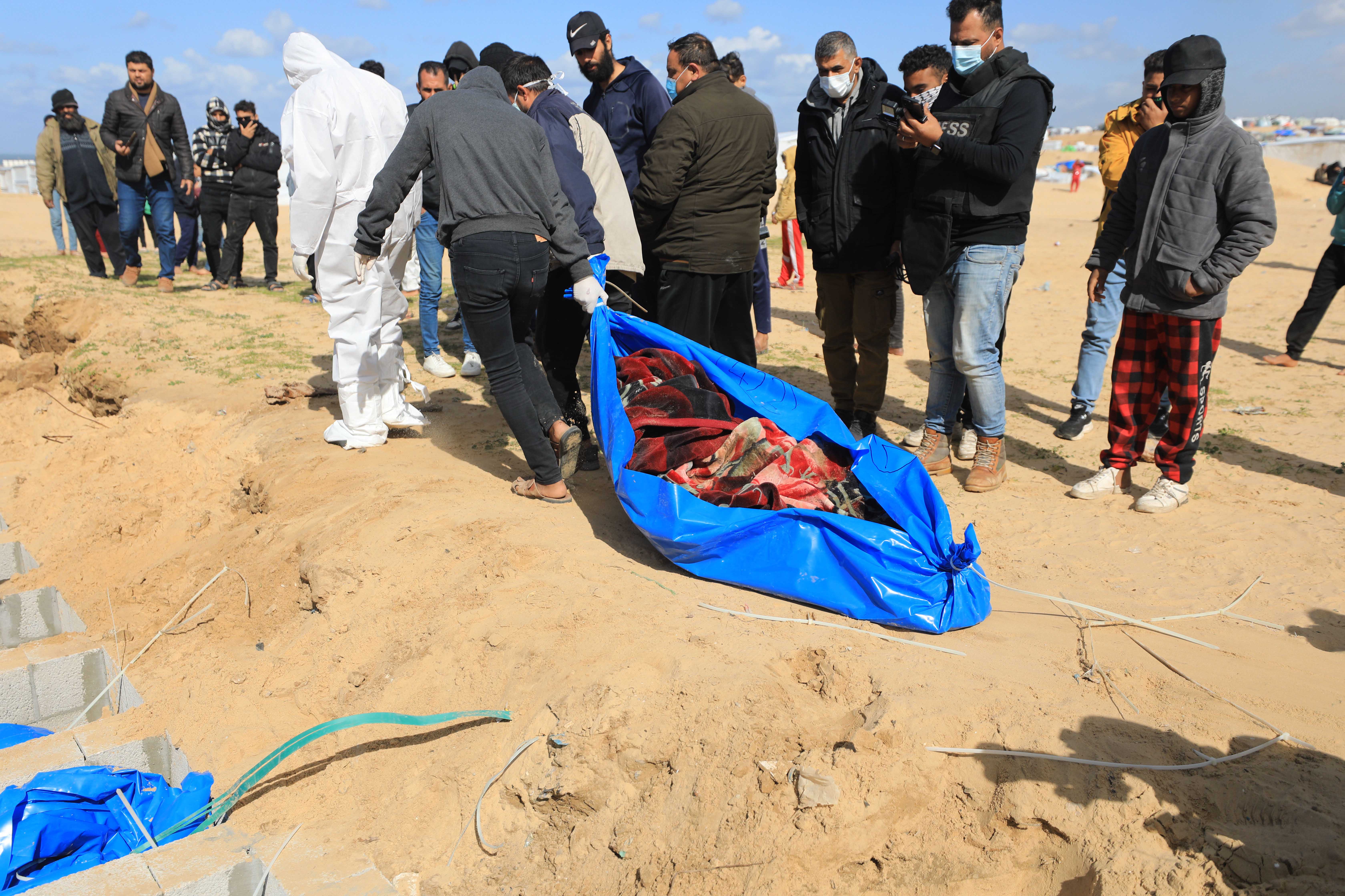 Tijela 100 Palestinaca koje je Izrael predao, pokopana u masovnoj grobnici u Rafahu