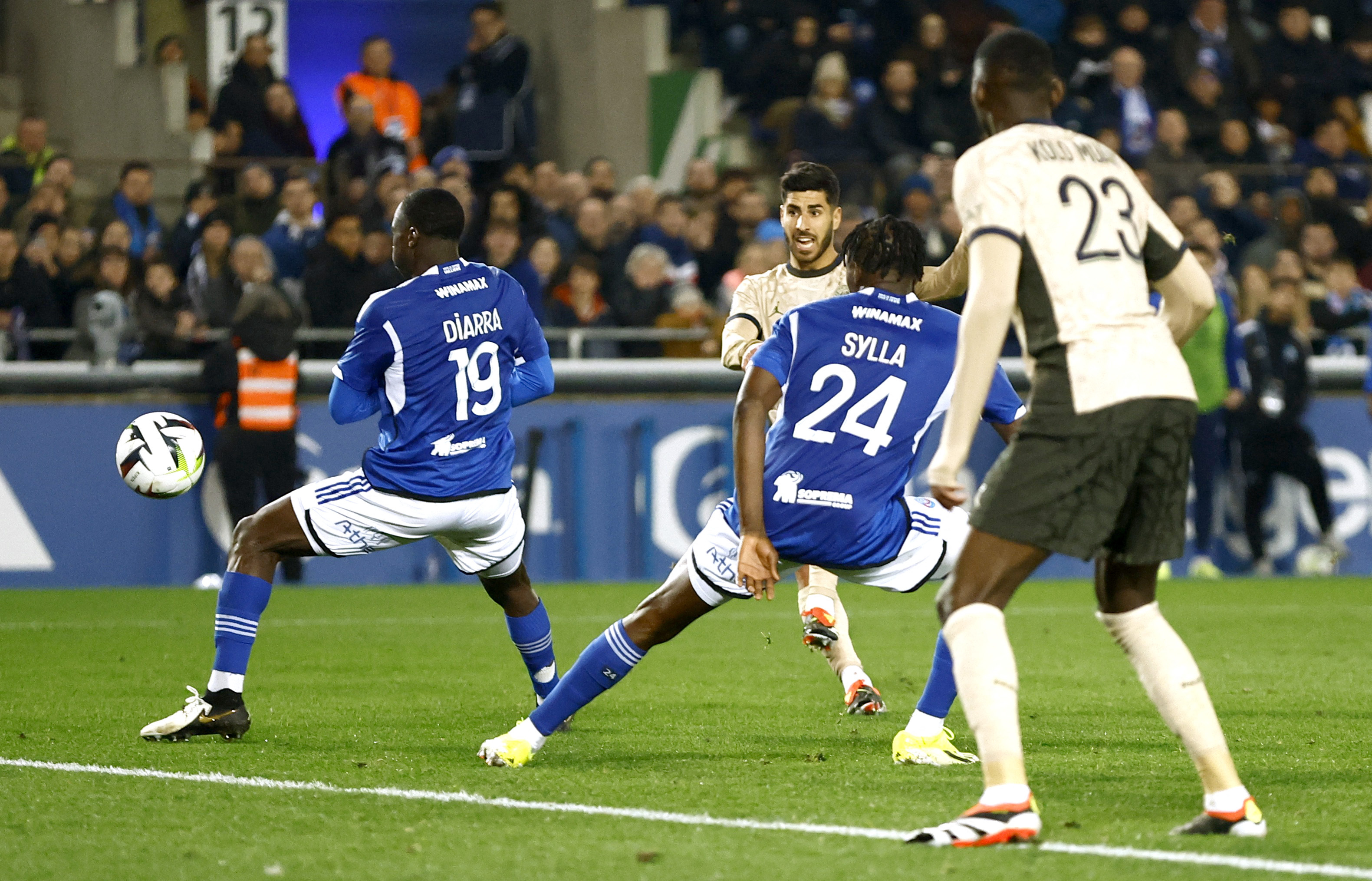 REUTERS/Christian Hartmann