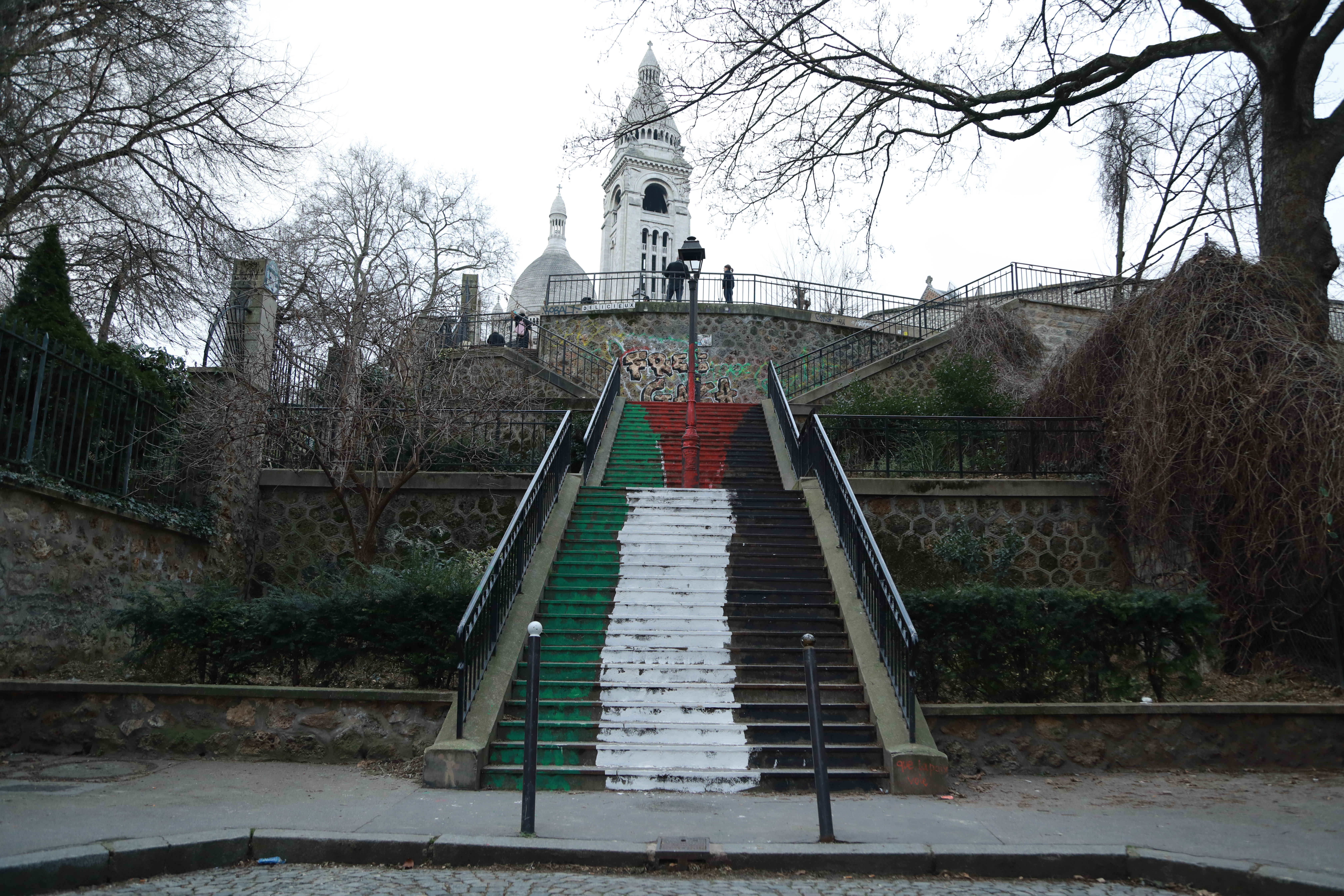 Pariz: Stepenice koje vode do bazilike Presvetog srca u bojama palestinske zastave